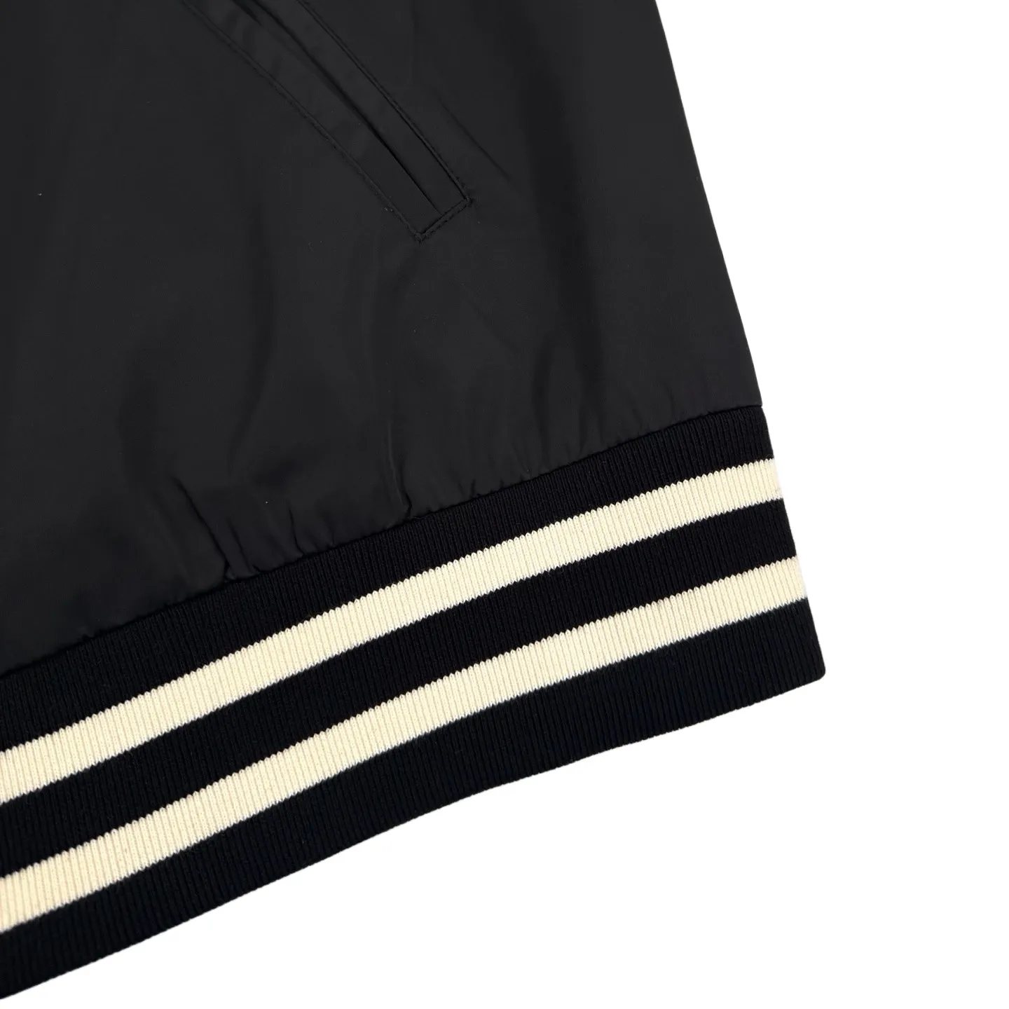 🅿️530 Celine Arc de Triomphe embroidered striped patchwork jacket. The fabric is custom-made ink satin composite woven silk. It is of high quality and comfortable to the skin. It uses classic black as the curtain to give deep sensory luxury. Precise and neat architectural lines outline the contemporary silhouette. The iconic Celine Arc de Triomphe embroidery is embellished on the chest. It is lifelike and highly recognizable. It is matched with striped elements on the sleeves and hem to inject a touch of casual vitality. Outline the outline of an uninhibited soul with simplicity, minimalist elegance, natural craftsmanship, and imported machine embroidery technology. Use advanced computer control systems and precision mechanical components to realize the Arc de Triomphe embroidery operation. High precision. The lines are smooth and delicate. The template machine opens the bag. The preset template guides the position, shape and size of the bag opening. The accuracy ensures the quality of the bag opening effect. The fabrics have been washed. The hand feel and texture are better. Not easy to deform, not easy to shrink, not easy to fade. Maintain long-lasting beauty. Size:48-50-52-54