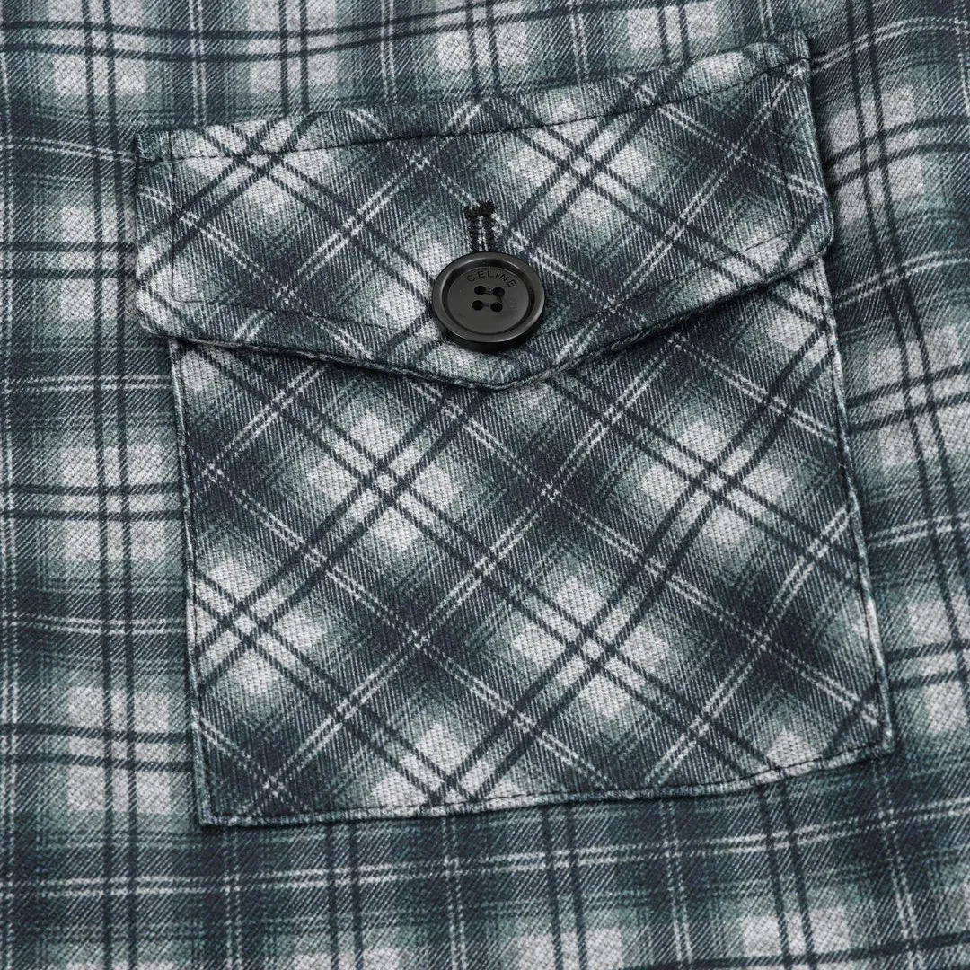 🅿️570 CELINE plaid cashmere hooded cotton jacket is made of high-quality cashmere fabric and has a unique hooded element, which is both practical and beautiful. As a classic element, the plaid pattern, combined with the cashmere fabric, makes the entire garment visually richer and more layered. According to Celine's consistent design concept, this jacket-style shirt has a crisp silhouette and a well-fitting cut, which can well modify the body lines and show the wearer's elegance. Size: XS-L