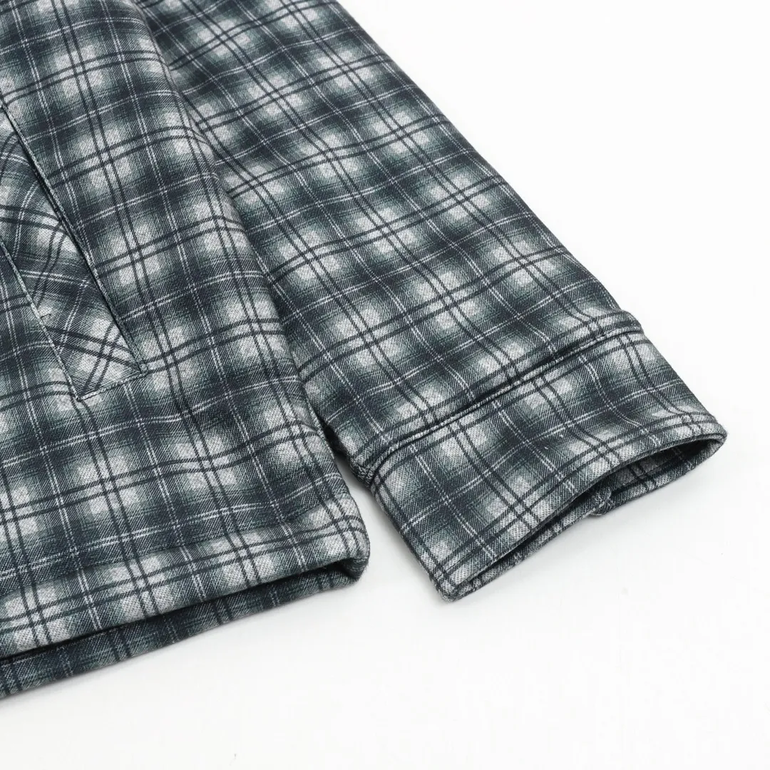 🅿️570 CELINE plaid cashmere hooded cotton jacket is made of high-quality cashmere fabric and has a unique hooded element, which is both practical and beautiful. As a classic element, the plaid pattern, combined with the cashmere fabric, makes the entire garment visually richer and more layered. According to Celine's consistent design concept, this jacket-style shirt has a crisp silhouette and a well-fitting cut, which can well modify the body lines and show the wearer's elegance. Size: XS-L
