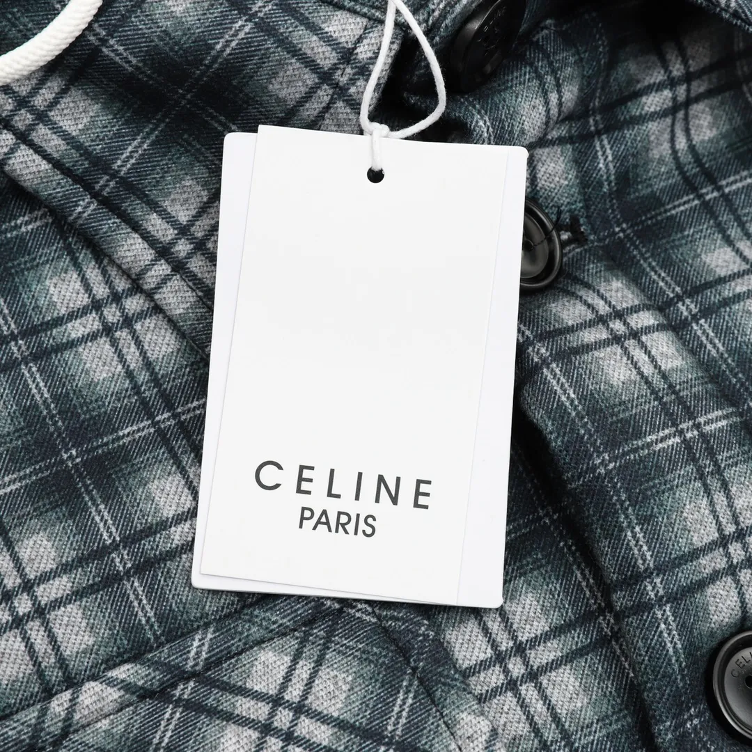 🅿️570 CELINE plaid cashmere hooded cotton jacket is made of high-quality cashmere fabric and has a unique hooded element, which is both practical and beautiful. As a classic element, the plaid pattern, combined with the cashmere fabric, makes the entire garment visually richer and more layered. According to Celine's consistent design concept, this jacket-style shirt has a crisp silhouette and a well-fitting cut, which can well modify the body lines and show the wearer's elegance. Size: XS-L