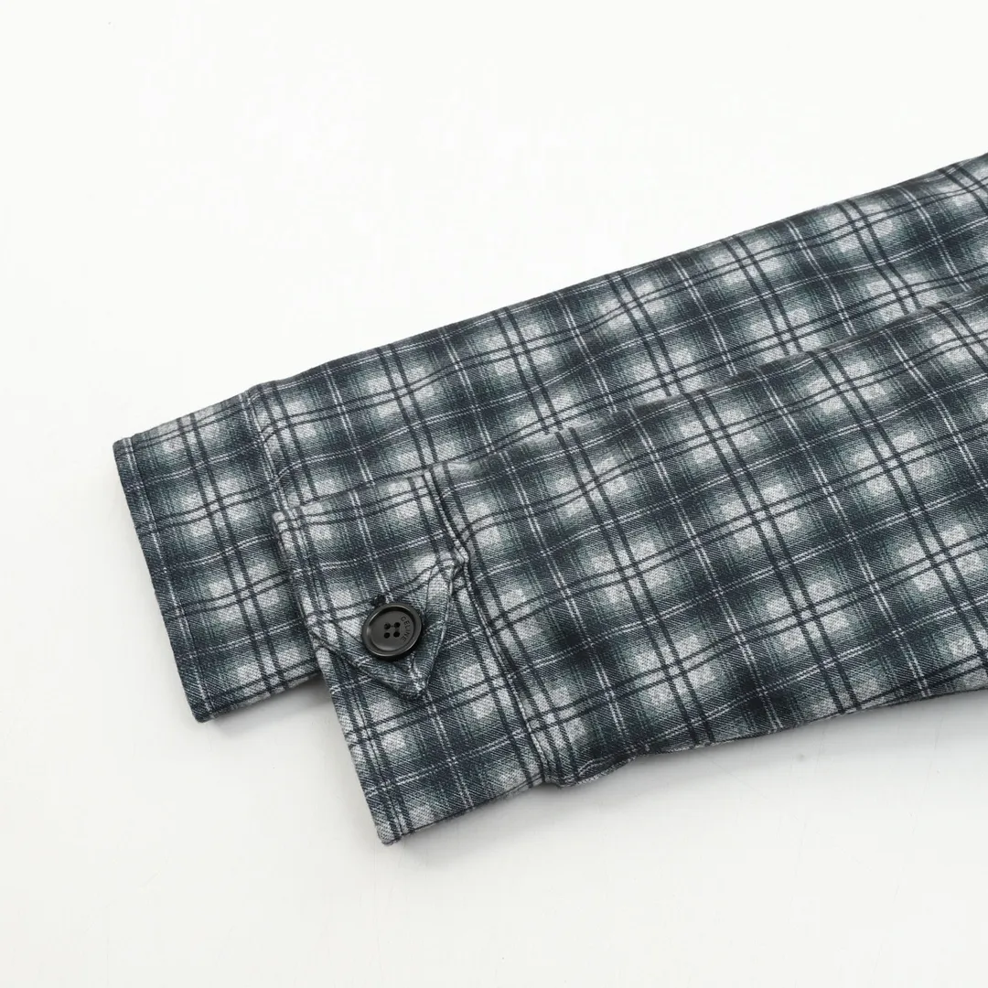 🅿️570 CELINE plaid cashmere hooded cotton jacket is made of high-quality cashmere fabric and has a unique hooded element, which is both practical and beautiful. As a classic element, the plaid pattern, combined with the cashmere fabric, makes the entire garment visually richer and more layered. According to Celine's consistent design concept, this jacket-style shirt has a crisp silhouette and a well-fitting cut, which can well modify the body lines and show the wearer's elegance. Size: XS-L