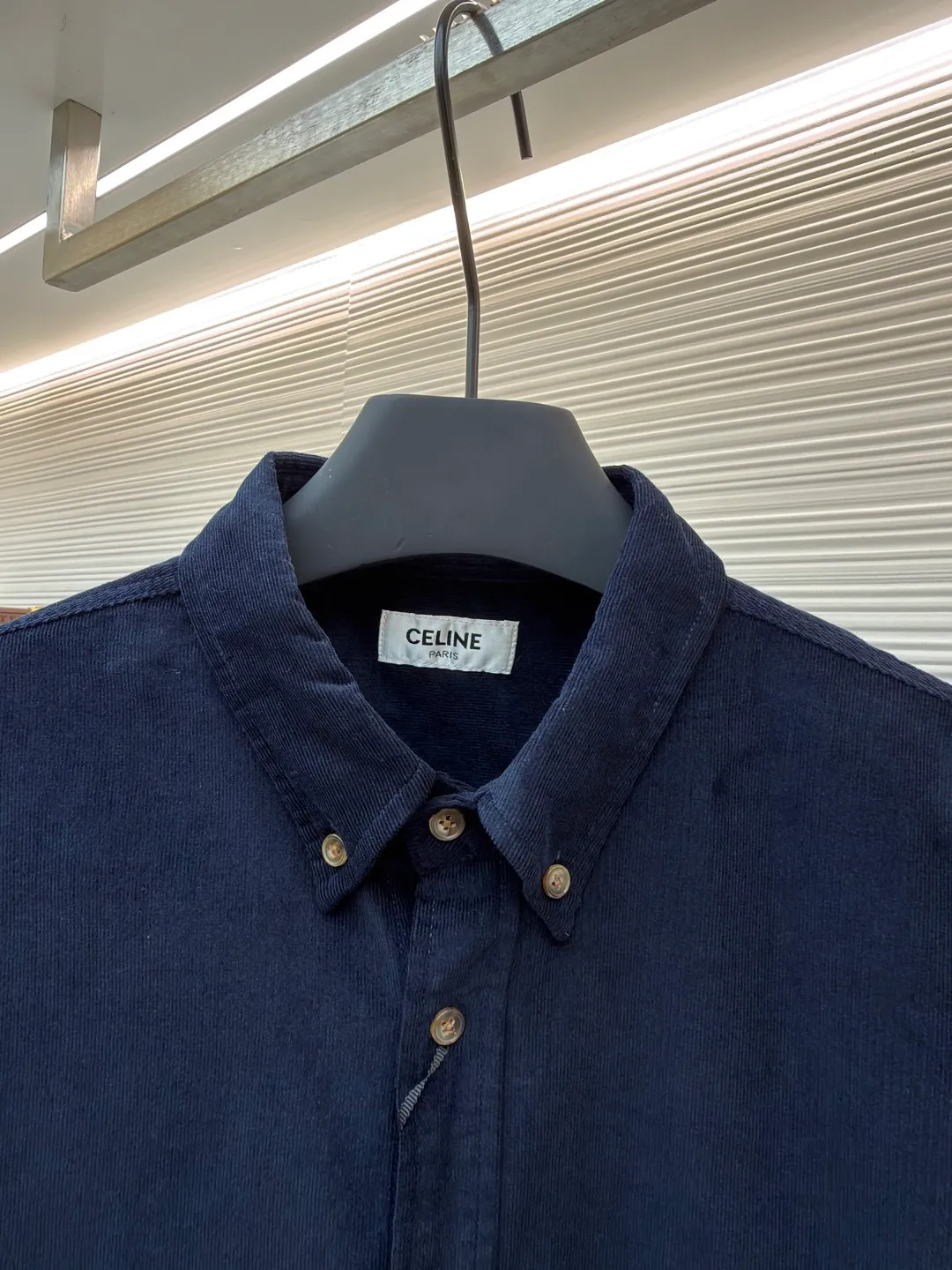 Celine logo embroidered shirt ●Original version: Purchased and developed for 9300 ●Item number: 1681802-A85 ●Fabric: Royal velvet satin cotton fabric ●Technology: Embroidery production ●Color: Navy blue ●Version: Fitted version ●Weight: about 335 grams ●Size: S-M-L-XL ●Description: Customized royal velvet satin cotton, natural luster, comfortable and skin-friendly, with deep and mysterious abyss blue as the background color Profundity and elegance go hand in hand. The iconic CELINE Arc de Triomphe embroidery is embellished on the chest. It is simple and powerful. It is highly recognizable. The arc hem meets the natural soft curve, giving each turn a visual balance of rigidity and softness. The flowing rhythm is outlined in the abyss of blue velvet. Minimalism and luxury coexist. Interpretation of high-end fashion style, using imported machine embroidery technology. Use advanced computer control system and precision mechanical components for Celine Arc de Triomphe embroidery operation. High precision, smooth and delicate lines, the fabrics have been fermented and washed, giving a better hand feel, not easy to deform, not easy to shrink, not easy to fade, and maintain long-term beauty. The overall wiring is straight and delicate, the fabric is comfortable and soft, and the color is consistent without color difference. It can be matched with the same style to create a fashionable look and control various occasions. Customized accessories, complete with three standards, same style for men and women!