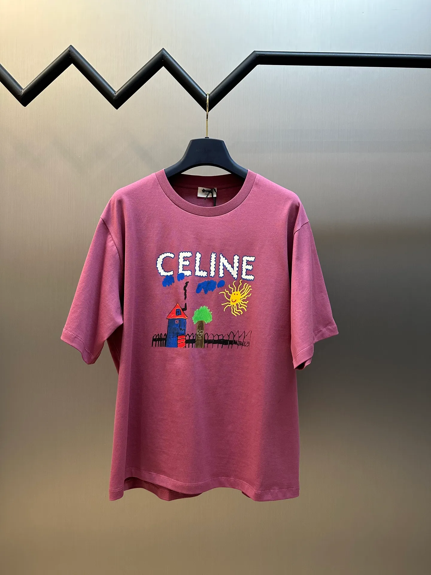 🅿️260 Celine childlike painting printed round neck short sleeves. Specific mercerized long-staple cotton fabric, made of 50S double-strand mercerized cotton, weight 165g; with 32S 1×1 tensioner thread, 300g. The finer the yarn and the higher the count, the softer, smoother and finer the resulting fabric is usually. Two yarns are used and twisted together. Doing so can enhance the strength and durability of the fabric and give it a fuller feel. Cotton fibers are treated with concentrated caustic soda solution to smooth the fiber surface and increase the gloss and softness of the fabric.  Childlike graffiti painting printing, according to the original color and the same color glue material, choose high-elastic stretch frame glue printing. It increases the elasticity of the printed area, and at the same time has strong penetration and color fastness, especially on cotton fabrics. The details of the printing are very well handled, with no burrs or traces of crossing the border. After technical processing of the printing screen, the slurry can penetrate into the fabric where there is a pattern. The permeability is strong and the fabric texture is clearly visible.  Dot paste printing technology is partially used. The distribution of dots is very dense, so the printed pattern has extremely high clarity and resolution. High-density dot paste printing technology is used to print various complex patterns and textures on clothing. Due to the special properties of the paste, the printed patterns have a certain degree of attraction, unique visual effects, and delicate touch.  Simple vertical round neck and short-sleeved version, the pattern is developed to create an extremely straight fit. The knitted material has certain stretchability, and the upper body will not be too tight. Round neck with ribbed splicing of the same color. The inner back collar is taped to effectively prevent the neckline from deforming after repeated wear and washing. The shoulder line is fitted, and the bottom hem and cuffs are trimmed with specially machined open-stitching.  size：xs s m l