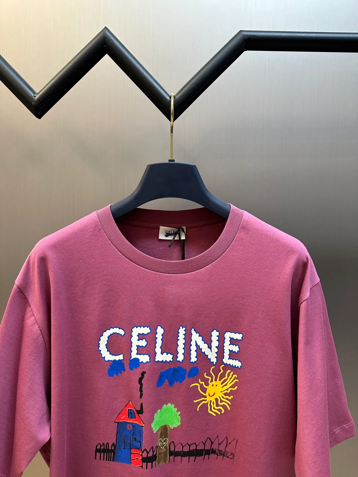 🅿️260 Celine childlike painting printed round neck short sleeves. Specific mercerized long-staple cotton fabric, made of 50S double-strand mercerized cotton, weight 165g; with 32S 1×1 tensioner thread, 300g. The finer the yarn and the higher the count, the softer, smoother and finer the resulting fabric is usually. Two yarns are used and twisted together. Doing so can enhance the strength and durability of the fabric and give it a fuller feel. Cotton fibers are treated with concentrated caustic soda solution to smooth the fiber surface and increase the gloss and softness of the fabric.  Childlike graffiti painting printing, according to the original color and the same color glue material, choose high-elastic stretch frame glue printing. It increases the elasticity of the printed area, and at the same time has strong penetration and color fastness, especially on cotton fabrics. The details of the printing are very well handled, with no burrs or traces of crossing the border. After technical processing of the printing screen, the slurry can penetrate into the fabric where there is a pattern. The permeability is strong and the fabric texture is clearly visible.  Dot paste printing technology is partially used. The distribution of dots is very dense, so the printed pattern has extremely high clarity and resolution. High-density dot paste printing technology is used to print various complex patterns and textures on clothing. Due to the special properties of the paste, the printed patterns have a certain degree of attraction, unique visual effects, and delicate touch.  Simple vertical round neck and short-sleeved version, the pattern is developed to create an extremely straight fit. The knitted material has certain stretchability, and the upper body will not be too tight. Round neck with ribbed splicing of the same color. The inner back collar is taped to effectively prevent the neckline from deforming after repeated wear and washing. The shoulder line is fitted, and the bottom hem and cuffs are trimmed with specially machined open-stitching.  size：xs s m l