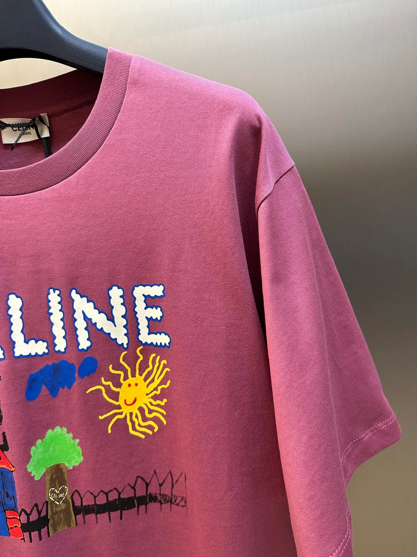 🅿️260 Celine childlike painting printed round neck short sleeves. Specific mercerized long-staple cotton fabric, made of 50S double-strand mercerized cotton, weight 165g; with 32S 1×1 tensioner thread, 300g. The finer the yarn and the higher the count, the softer, smoother and finer the resulting fabric is usually. Two yarns are used and twisted together. Doing so can enhance the strength and durability of the fabric and give it a fuller feel. Cotton fibers are treated with concentrated caustic soda solution to smooth the fiber surface and increase the gloss and softness of the fabric.  Childlike graffiti painting printing, according to the original color and the same color glue material, choose high-elastic stretch frame glue printing. It increases the elasticity of the printed area, and at the same time has strong penetration and color fastness, especially on cotton fabrics. The details of the printing are very well handled, with no burrs or traces of crossing the border. After technical processing of the printing screen, the slurry can penetrate into the fabric where there is a pattern. The permeability is strong and the fabric texture is clearly visible.  Dot paste printing technology is partially used. The distribution of dots is very dense, so the printed pattern has extremely high clarity and resolution. High-density dot paste printing technology is used to print various complex patterns and textures on clothing. Due to the special properties of the paste, the printed patterns have a certain degree of attraction, unique visual effects, and delicate touch.  Simple vertical round neck and short-sleeved version, the pattern is developed to create an extremely straight fit. The knitted material has certain stretchability, and the upper body will not be too tight. Round neck with ribbed splicing of the same color. The inner back collar is taped to effectively prevent the neckline from deforming after repeated wear and washing. The shoulder line is fitted, and the bottom hem and cuffs are trimmed with specially machined open-stitching.  size：xs s m l