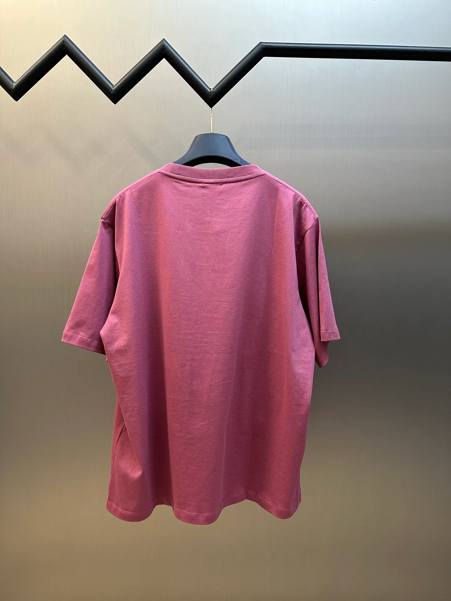 🅿️260 Celine childlike painting printed round neck short sleeves. Specific mercerized long-staple cotton fabric, made of 50S double-strand mercerized cotton, weight 165g; with 32S 1×1 tensioner thread, 300g. The finer the yarn and the higher the count, the softer, smoother and finer the resulting fabric is usually. Two yarns are used and twisted together. Doing so can enhance the strength and durability of the fabric and give it a fuller feel. Cotton fibers are treated with concentrated caustic soda solution to smooth the fiber surface and increase the gloss and softness of the fabric.  Childlike graffiti painting printing, according to the original color and the same color glue material, choose high-elastic stretch frame glue printing. It increases the elasticity of the printed area, and at the same time has strong penetration and color fastness, especially on cotton fabrics. The details of the printing are very well handled, with no burrs or traces of crossing the border. After technical processing of the printing screen, the slurry can penetrate into the fabric where there is a pattern. The permeability is strong and the fabric texture is clearly visible.  Dot paste printing technology is partially used. The distribution of dots is very dense, so the printed pattern has extremely high clarity and resolution. High-density dot paste printing technology is used to print various complex patterns and textures on clothing. Due to the special properties of the paste, the printed patterns have a certain degree of attraction, unique visual effects, and delicate touch.  Simple vertical round neck and short-sleeved version, the pattern is developed to create an extremely straight fit. The knitted material has certain stretchability, and the upper body will not be too tight. Round neck with ribbed splicing of the same color. The inner back collar is taped to effectively prevent the neckline from deforming after repeated wear and washing. The shoulder line is fitted, and the bottom hem and cuffs are trimmed with specially machined open-stitching.  size：xs s m l