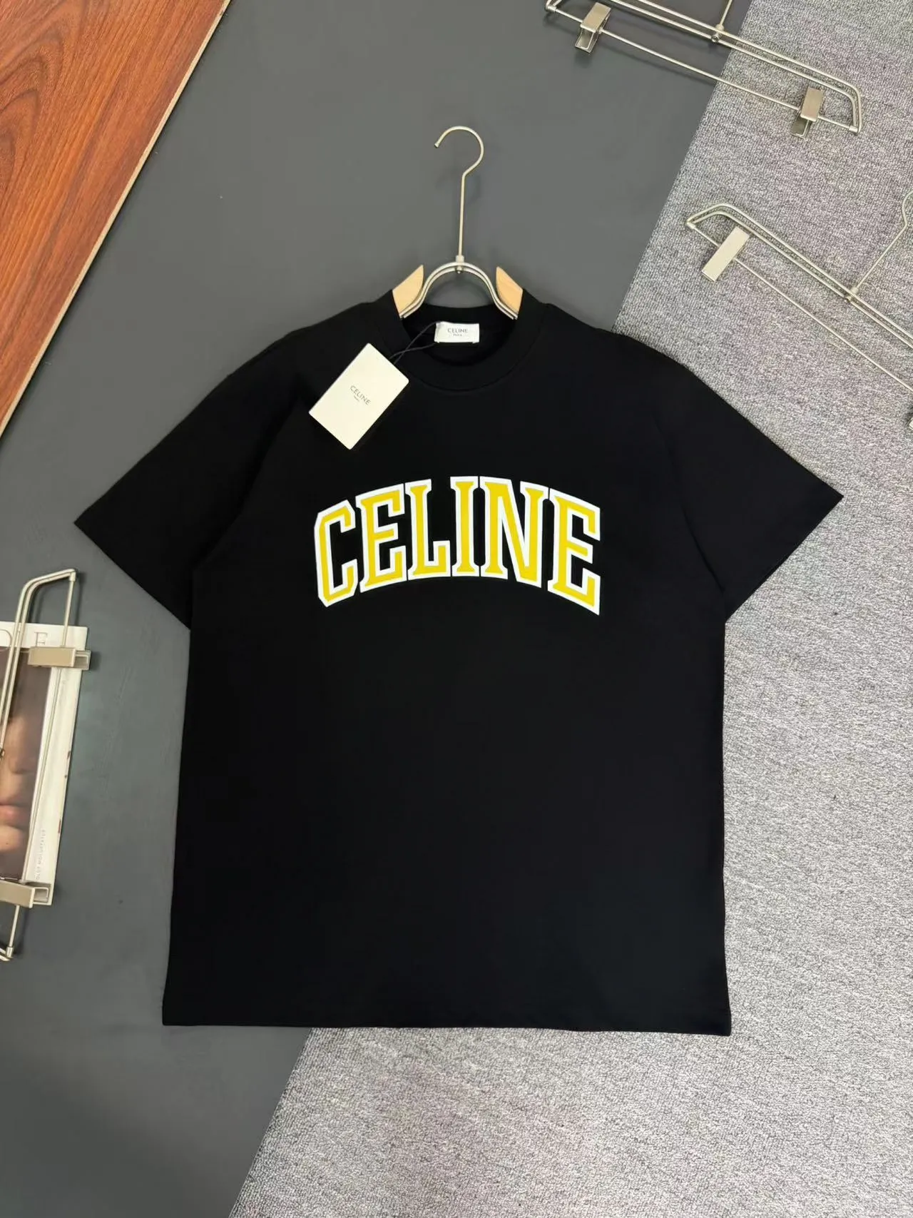 🅿️200 CELINE* Celine* 320g heavyweight pure cotton T-shirt with loose fit and three-dimensional printed logo design. Spring and summer new round neck fashionable short-sleeved T-shirt. Comfortable against the skin, durable and easy to wear. Meticulous original craftsmanship, a must-have for casual and versatile colors: white black. Size: S M L XL XXL