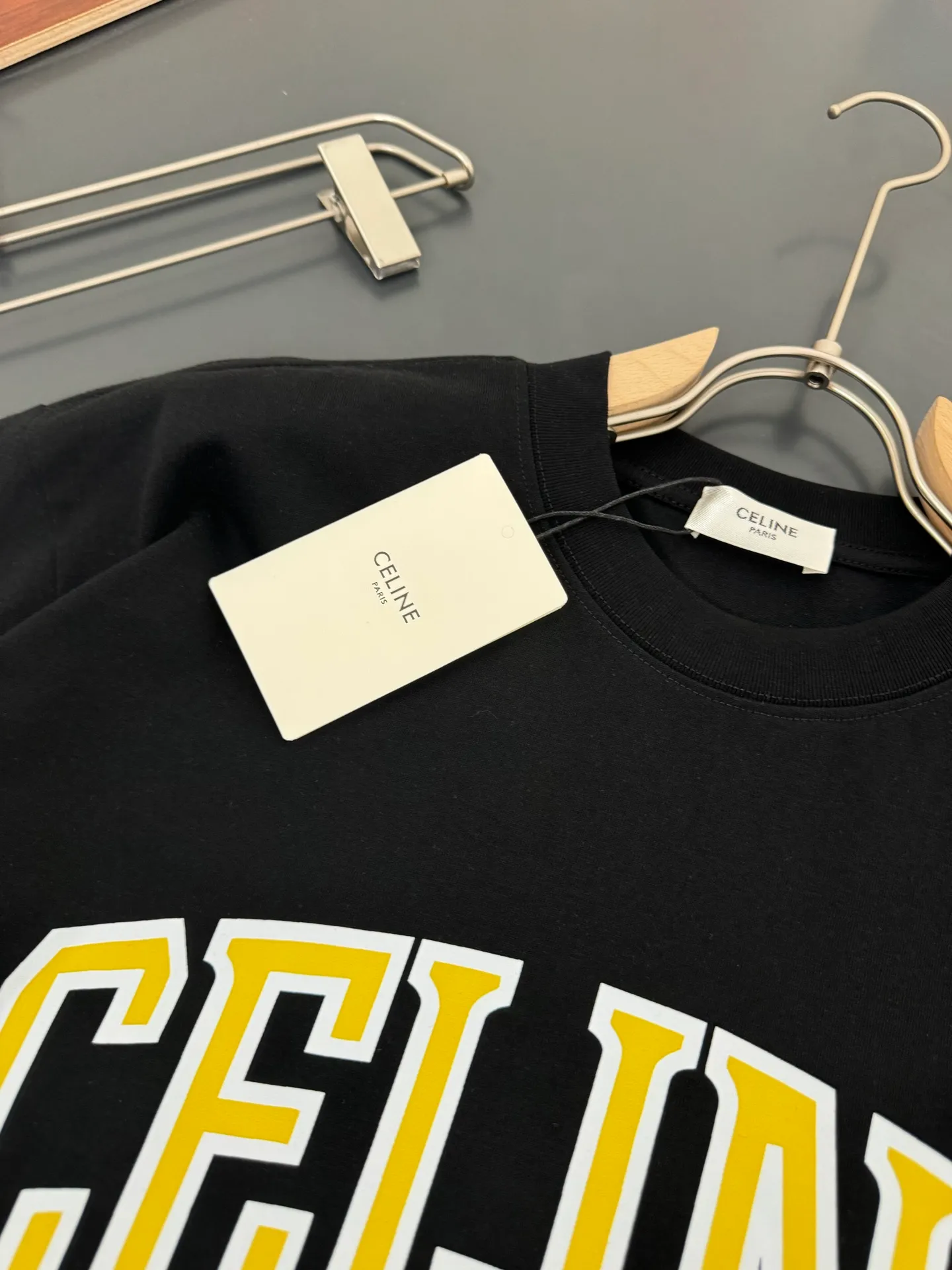 🅿️200 CELINE* Celine* 320g heavyweight pure cotton T-shirt with loose fit and three-dimensional printed logo design. Spring and summer new round neck fashionable short-sleeved T-shirt. Comfortable against the skin, durable and easy to wear. Meticulous original craftsmanship, a must-have for casual and versatile colors: white black. Size: S M L XL XXL