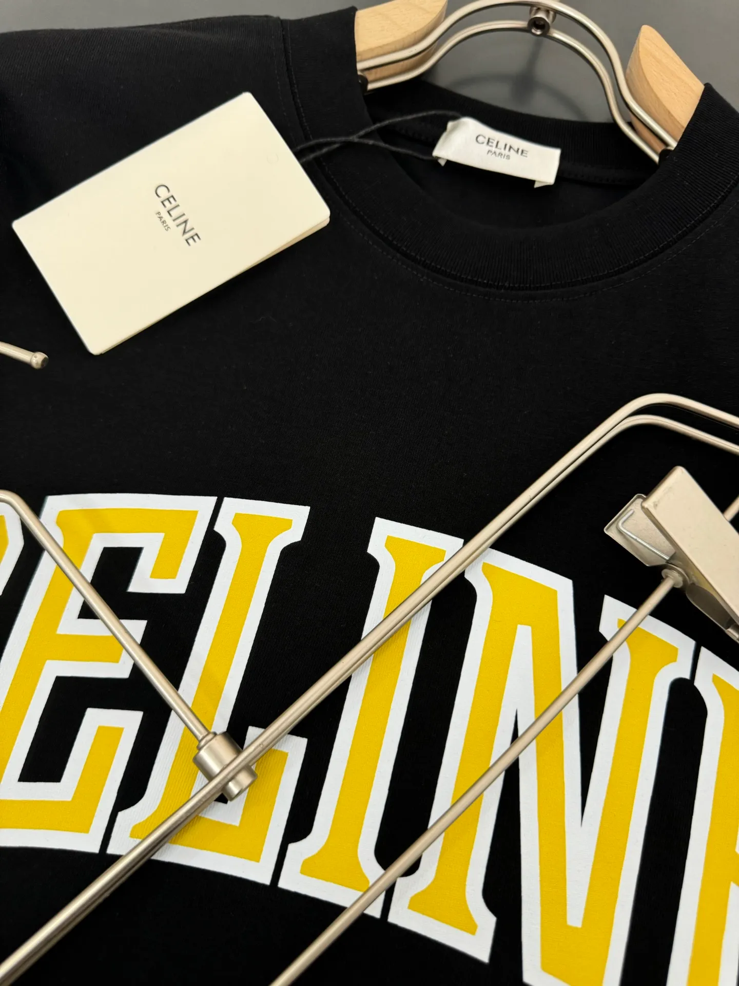 🅿️200 CELINE* Celine* 320g heavyweight pure cotton T-shirt with loose fit and three-dimensional printed logo design. Spring and summer new round neck fashionable short-sleeved T-shirt. Comfortable against the skin, durable and easy to wear. Meticulous original craftsmanship, a must-have for casual and versatile colors: white black. Size: S M L XL XXL