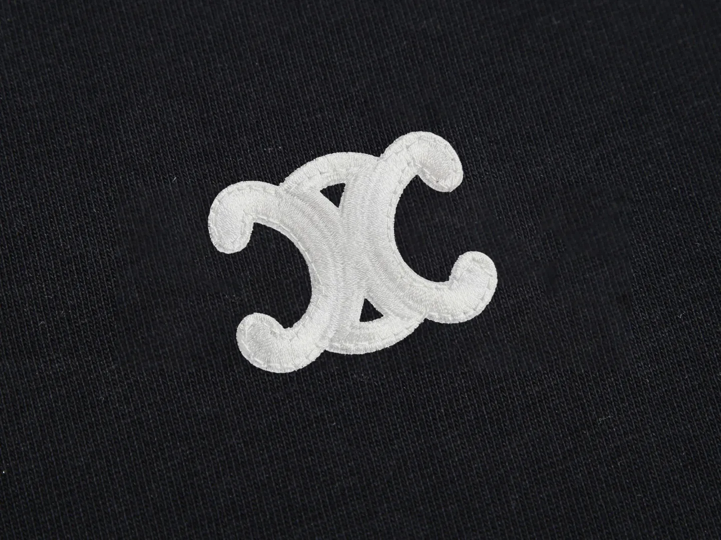 🅿️170 Celin* Celine embroidered double C letters‼ ️Short-sleeved T-shirt® *Customized 280g cotton fabric, the fabric is soft, skin-friendly and comfortable *Laminated letter logo on the front *A very simple and elegant one that is unparalleled in terms of upper body comfort, interpreting your luxury and taste, and creating your fashionable charm. ⚠️Washing method: It is recommended to dry clean or wrap the reverse side in a laundry bag and machine wash it quickly in cold water and let it dry naturally! ⚠️ Unisex style 𝐂𝐎𝐋𝐎𝐔𝐑: White Black 𝐒𝐈𝐙𝐄: S-XL