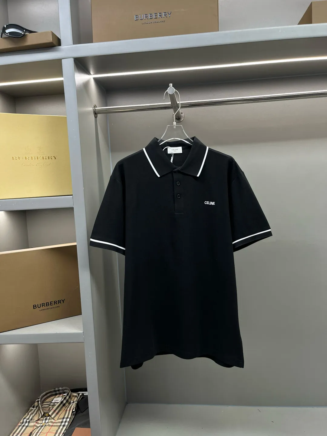 🅿️220 CELINE Celine new letter embroidered Polo shirt. Original fabric. Official same style. Made of 210 grams of pure cotton pique fabric, customized in the same vat dyeing fabric. It feels very comfortable and smooth. The version is quite wide and stylish. Produced by a first-line brand factory. Imported Behringer embroidery machine. The embroidery is full and textured. The ribs on the collar and mouth are woven with imported yarn. It will not deform after long-term wear. The latest style for spring and summer. Fashionable and individual. Super versatile and good-looking. It is very suitable for both men and women. It is a must-have item for everyone. Color: Black White Size: S-XXL