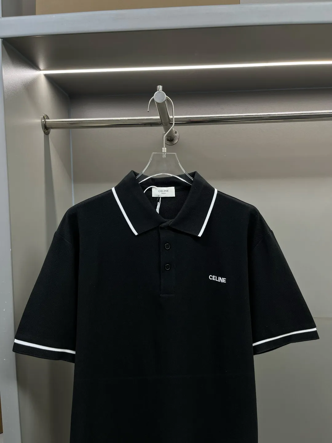 🅿️220 CELINE Celine new letter embroidered Polo shirt. Original fabric. Official same style. Made of 210 grams of pure cotton pique fabric, customized in the same vat dyeing fabric. It feels very comfortable and smooth. The version is quite wide and stylish. Produced by a first-line brand factory. Imported Behringer embroidery machine. The embroidery is full and textured. The ribs on the collar and mouth are woven with imported yarn. It will not deform after long-term wear. The latest style for spring and summer. Fashionable and individual. Super versatile and good-looking. It is very suitable for both men and women. It is a must-have item for everyone. Color: Black White Size: S-XXL