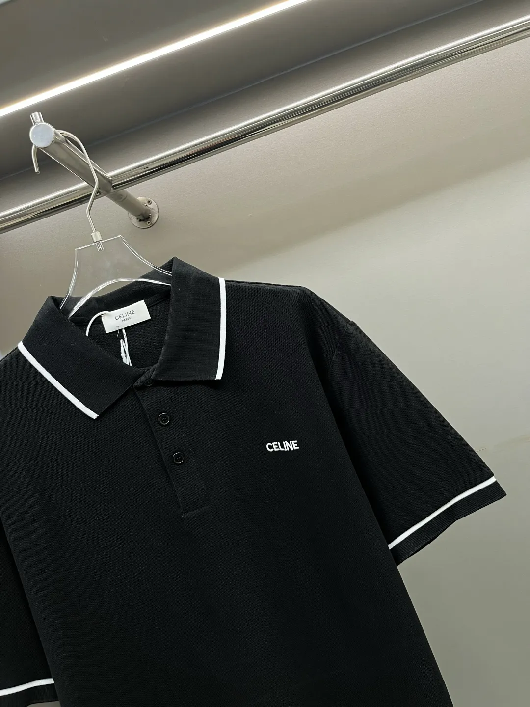 🅿️220 CELINE Celine new letter embroidered Polo shirt. Original fabric. Official same style. Made of 210 grams of pure cotton pique fabric, customized in the same vat dyeing fabric. It feels very comfortable and smooth. The version is quite wide and stylish. Produced by a first-line brand factory. Imported Behringer embroidery machine. The embroidery is full and textured. The ribs on the collar and mouth are woven with imported yarn. It will not deform after long-term wear. The latest style for spring and summer. Fashionable and individual. Super versatile and good-looking. It is very suitable for both men and women. It is a must-have item for everyone. Color: Black White Size: S-XXL