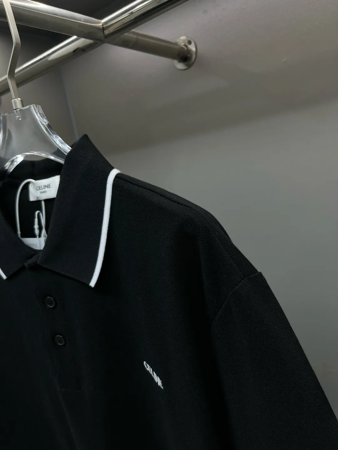🅿️220 CELINE Celine new letter embroidered Polo shirt. Original fabric. Official same style. Made of 210 grams of pure cotton pique fabric, customized in the same vat dyeing fabric. It feels very comfortable and smooth. The version is quite wide and stylish. Produced by a first-line brand factory. Imported Behringer embroidery machine. The embroidery is full and textured. The ribs on the collar and mouth are woven with imported yarn. It will not deform after long-term wear. The latest style for spring and summer. Fashionable and individual. Super versatile and good-looking. It is very suitable for both men and women. It is a must-have item for everyone. Color: Black White Size: S-XXL