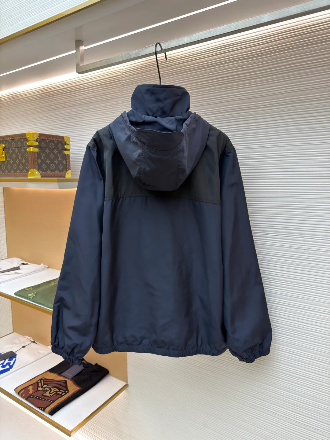 CELINE decorated embroidered windbreaker ●Original version: purchased and developed by 8529 ●Item number: 1680920-B50 ●Fabric: polyester fiber fabric ●Technology: embroidery production ●Version: fitted version ●Weight: about 645 grams ●Size: 46-48-50-52 ●Description: Oxford fabric made of 100% polyester fiber. The fiber properties have good toughness, and the lattice-like weave structure of Oxford cloth makes the fabric structure tight, very resistant to pulling and abrasion, and at the same time it has certain water-repellent properties. The density of polyester fiber itself is not high. While providing high strength, it maintains a relatively light weight and is easy to wear. By setting an extremely high stitch density on the computer embroidery machine, the fabric and backing are tightly fixed on the frame of the embroidery machine, with even and just the right tension. The double-axis linear guide drives the embroidery frame, and the frame moving accuracy can reach 0.01mm/P, ensuring precise positioning and the embroidery pattern completely covering the base fabric. The overall wiring is straight and delicate, the fabric is comfortable and soft, and the color is consistent without color difference. It can be matched with the same style to create a fashionable look and control various occasions. Customized accessories, complete with three standards, same style for men and women!