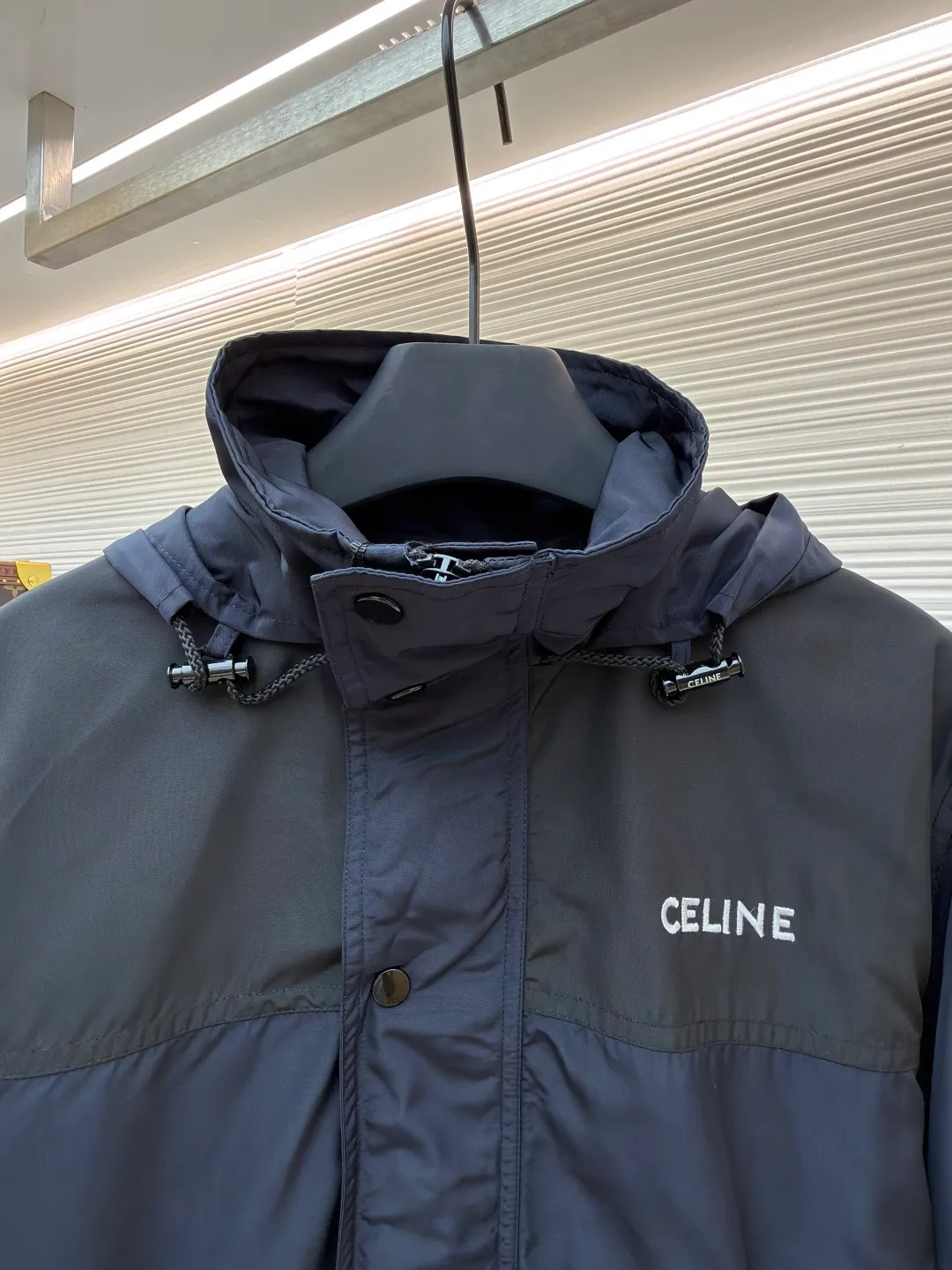 CELINE decorated embroidered windbreaker ●Original version: purchased and developed by 8529 ●Item number: 1680920-B50 ●Fabric: polyester fiber fabric ●Technology: embroidery production ●Version: fitted version ●Weight: about 645 grams ●Size: 46-48-50-52 ●Description: Oxford fabric made of 100% polyester fiber. The fiber properties have good toughness, and the lattice-like weave structure of Oxford cloth makes the fabric structure tight, very resistant to pulling and abrasion, and at the same time it has certain water-repellent properties. The density of polyester fiber itself is not high. While providing high strength, it maintains a relatively light weight and is easy to wear. By setting an extremely high stitch density on the computer embroidery machine, the fabric and backing are tightly fixed on the frame of the embroidery machine, with even and just the right tension. The double-axis linear guide drives the embroidery frame, and the frame moving accuracy can reach 0.01mm/P, ensuring precise positioning and the embroidery pattern completely covering the base fabric. The overall wiring is straight and delicate, the fabric is comfortable and soft, and the color is consistent without color difference. It can be matched with the same style to create a fashionable look and control various occasions. Customized accessories, complete with three standards, same style for men and women!