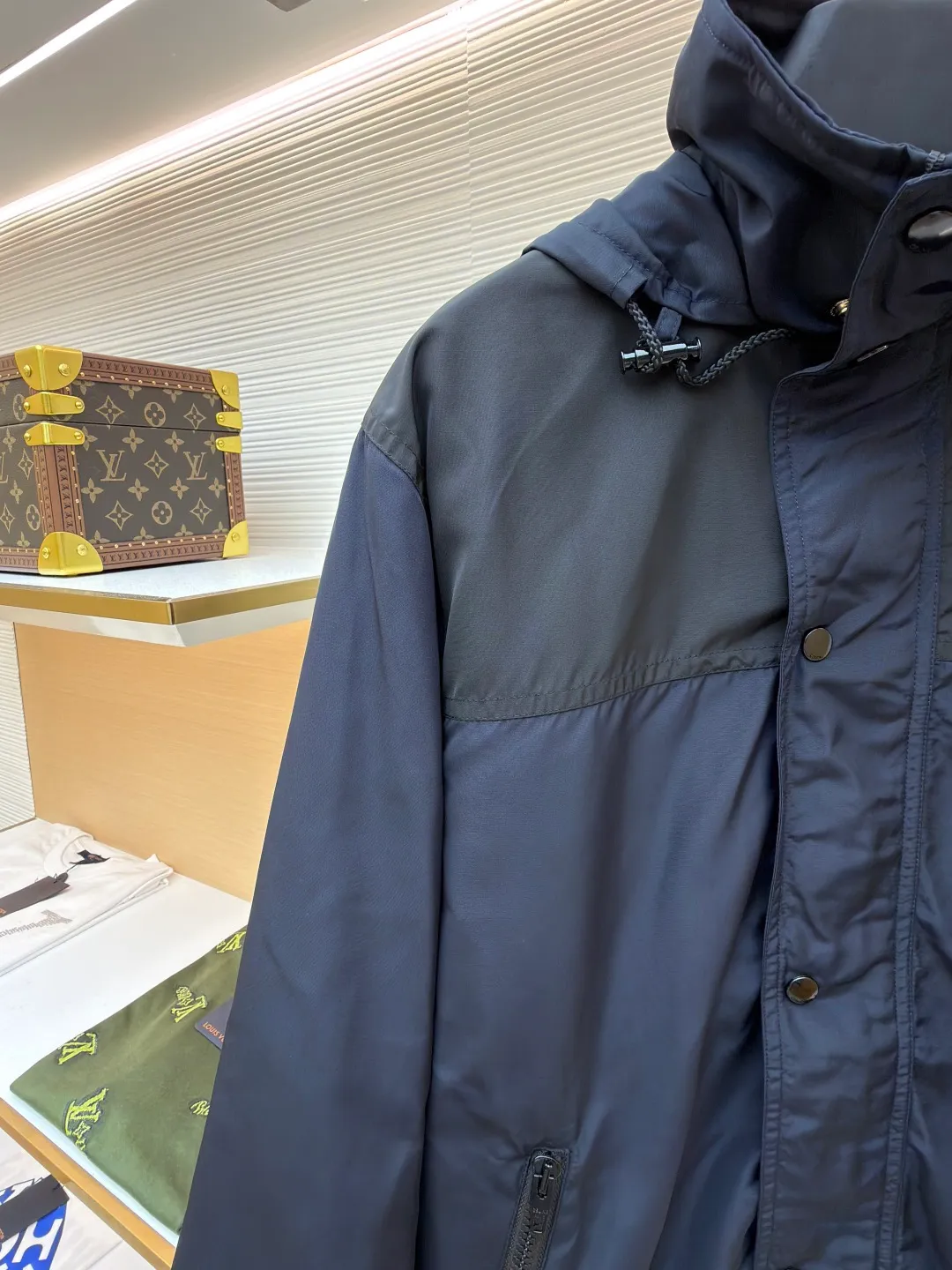 CELINE decorated embroidered windbreaker ●Original version: purchased and developed by 8529 ●Item number: 1680920-B50 ●Fabric: polyester fiber fabric ●Technology: embroidery production ●Version: fitted version ●Weight: about 645 grams ●Size: 46-48-50-52 ●Description: Oxford fabric made of 100% polyester fiber. The fiber properties have good toughness, and the lattice-like weave structure of Oxford cloth makes the fabric structure tight, very resistant to pulling and abrasion, and at the same time it has certain water-repellent properties. The density of polyester fiber itself is not high. While providing high strength, it maintains a relatively light weight and is easy to wear. By setting an extremely high stitch density on the computer embroidery machine, the fabric and backing are tightly fixed on the frame of the embroidery machine, with even and just the right tension. The double-axis linear guide drives the embroidery frame, and the frame moving accuracy can reach 0.01mm/P, ensuring precise positioning and the embroidery pattern completely covering the base fabric. The overall wiring is straight and delicate, the fabric is comfortable and soft, and the color is consistent without color difference. It can be matched with the same style to create a fashionable look and control various occasions. Customized accessories, complete with three standards, same style for men and women!