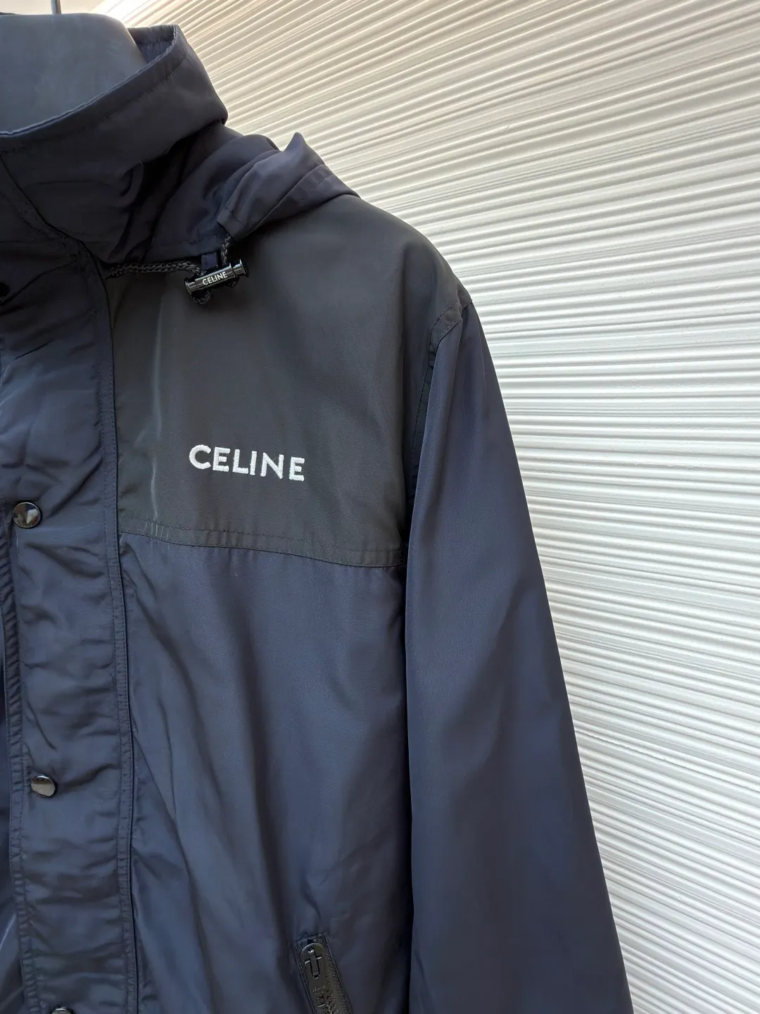 CELINE decorated embroidered windbreaker ●Original version: purchased and developed by 8529 ●Item number: 1680920-B50 ●Fabric: polyester fiber fabric ●Technology: embroidery production ●Version: fitted version ●Weight: about 645 grams ●Size: 46-48-50-52 ●Description: Oxford fabric made of 100% polyester fiber. The fiber properties have good toughness, and the lattice-like weave structure of Oxford cloth makes the fabric structure tight, very resistant to pulling and abrasion, and at the same time it has certain water-repellent properties. The density of polyester fiber itself is not high. While providing high strength, it maintains a relatively light weight and is easy to wear. By setting an extremely high stitch density on the computer embroidery machine, the fabric and backing are tightly fixed on the frame of the embroidery machine, with even and just the right tension. The double-axis linear guide drives the embroidery frame, and the frame moving accuracy can reach 0.01mm/P, ensuring precise positioning and the embroidery pattern completely covering the base fabric. The overall wiring is straight and delicate, the fabric is comfortable and soft, and the color is consistent without color difference. It can be matched with the same style to create a fashionable look and control various occasions. Customized accessories, complete with three standards, same style for men and women!