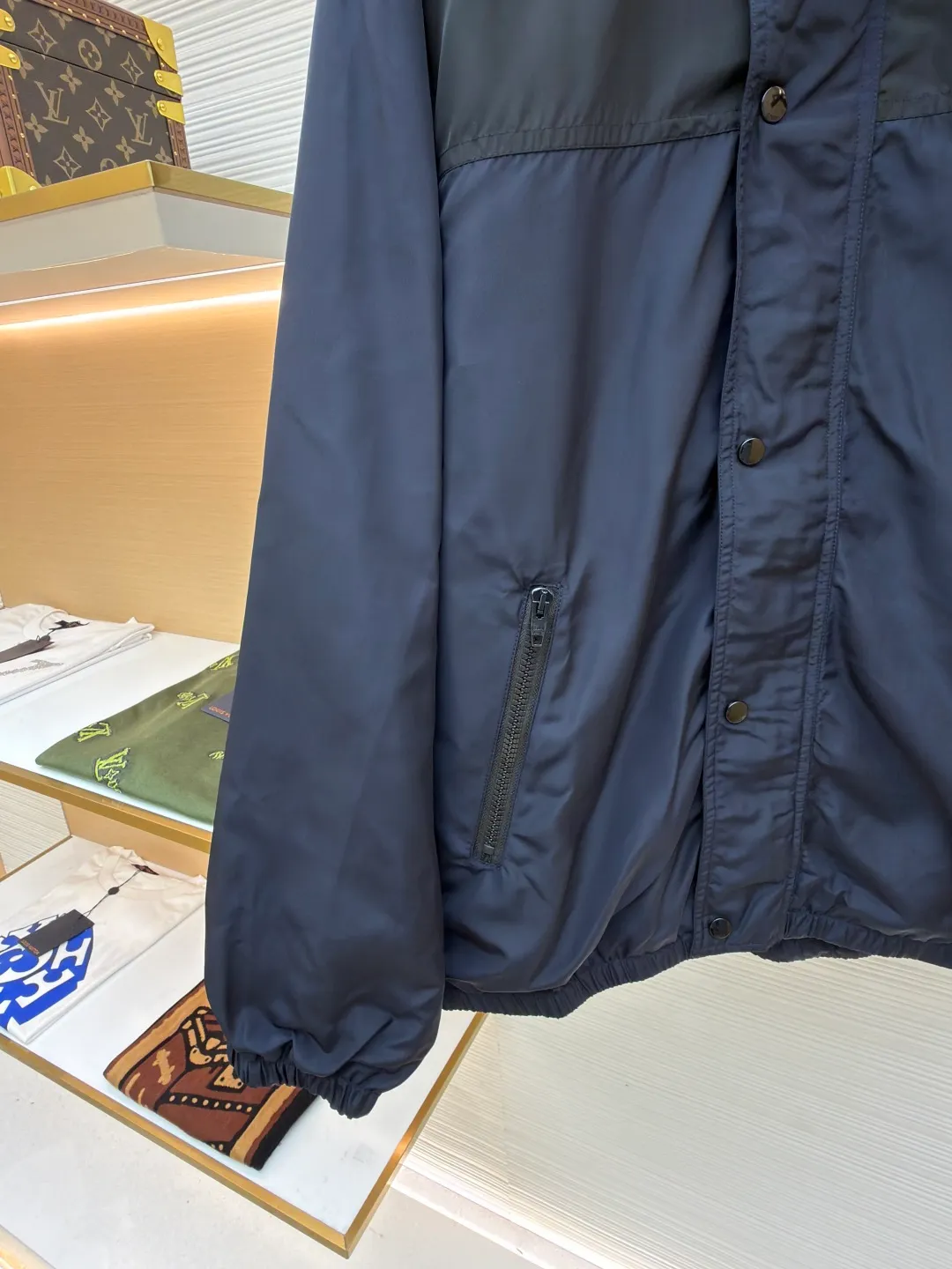 CELINE decorated embroidered windbreaker ●Original version: purchased and developed by 8529 ●Item number: 1680920-B50 ●Fabric: polyester fiber fabric ●Technology: embroidery production ●Version: fitted version ●Weight: about 645 grams ●Size: 46-48-50-52 ●Description: Oxford fabric made of 100% polyester fiber. The fiber properties have good toughness, and the lattice-like weave structure of Oxford cloth makes the fabric structure tight, very resistant to pulling and abrasion, and at the same time it has certain water-repellent properties. The density of polyester fiber itself is not high. While providing high strength, it maintains a relatively light weight and is easy to wear. By setting an extremely high stitch density on the computer embroidery machine, the fabric and backing are tightly fixed on the frame of the embroidery machine, with even and just the right tension. The double-axis linear guide drives the embroidery frame, and the frame moving accuracy can reach 0.01mm/P, ensuring precise positioning and the embroidery pattern completely covering the base fabric. The overall wiring is straight and delicate, the fabric is comfortable and soft, and the color is consistent without color difference. It can be matched with the same style to create a fashionable look and control various occasions. Customized accessories, complete with three standards, same style for men and women!