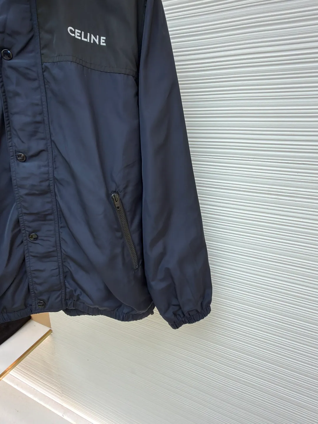 CELINE decorated embroidered windbreaker ●Original version: purchased and developed by 8529 ●Item number: 1680920-B50 ●Fabric: polyester fiber fabric ●Technology: embroidery production ●Version: fitted version ●Weight: about 645 grams ●Size: 46-48-50-52 ●Description: Oxford fabric made of 100% polyester fiber. The fiber properties have good toughness, and the lattice-like weave structure of Oxford cloth makes the fabric structure tight, very resistant to pulling and abrasion, and at the same time it has certain water-repellent properties. The density of polyester fiber itself is not high. While providing high strength, it maintains a relatively light weight and is easy to wear. By setting an extremely high stitch density on the computer embroidery machine, the fabric and backing are tightly fixed on the frame of the embroidery machine, with even and just the right tension. The double-axis linear guide drives the embroidery frame, and the frame moving accuracy can reach 0.01mm/P, ensuring precise positioning and the embroidery pattern completely covering the base fabric. The overall wiring is straight and delicate, the fabric is comfortable and soft, and the color is consistent without color difference. It can be matched with the same style to create a fashionable look and control various occasions. Customized accessories, complete with three standards, same style for men and women!