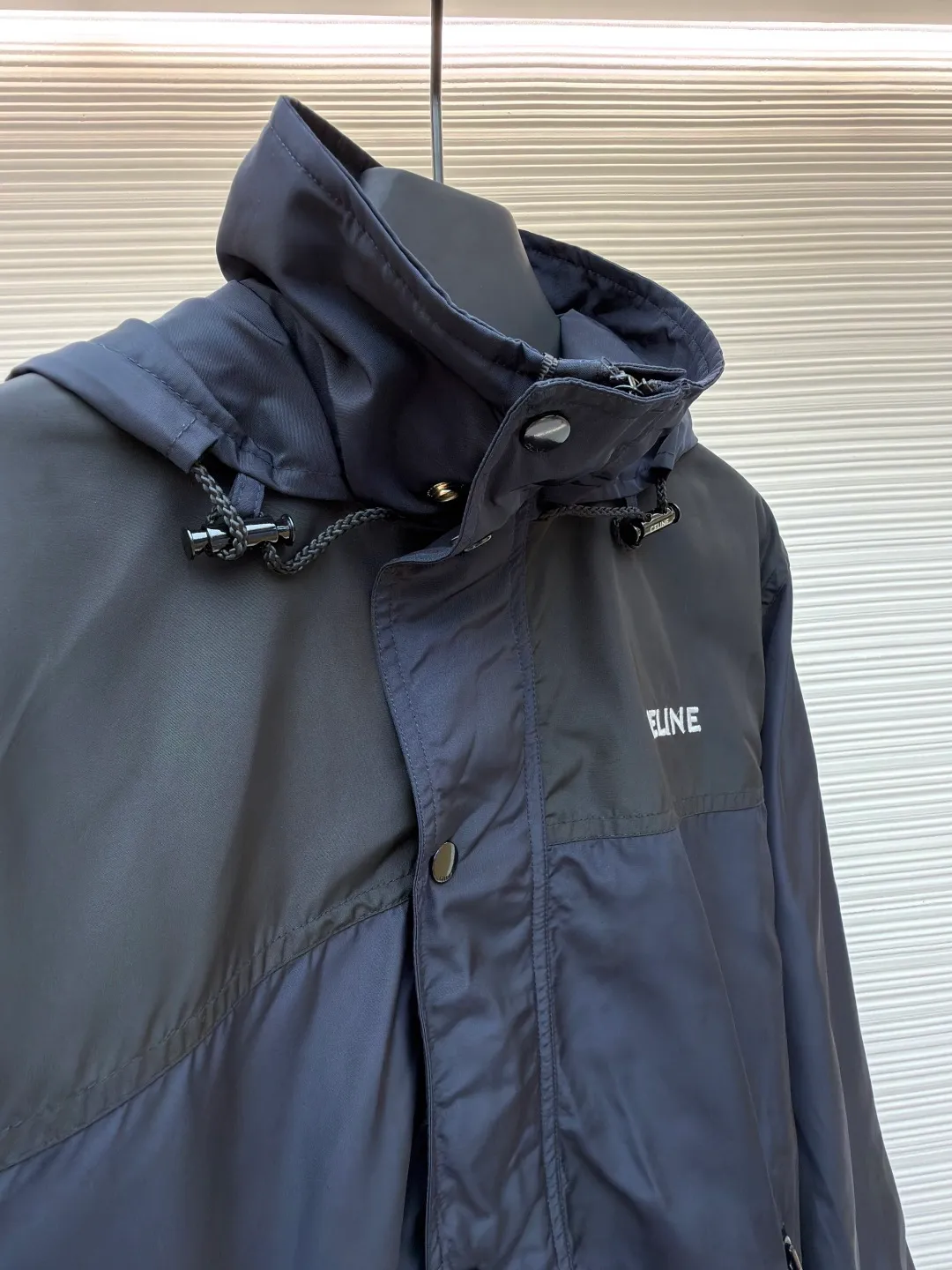 CELINE decorated embroidered windbreaker ●Original version: purchased and developed by 8529 ●Item number: 1680920-B50 ●Fabric: polyester fiber fabric ●Technology: embroidery production ●Version: fitted version ●Weight: about 645 grams ●Size: 46-48-50-52 ●Description: Oxford fabric made of 100% polyester fiber. The fiber properties have good toughness, and the lattice-like weave structure of Oxford cloth makes the fabric structure tight, very resistant to pulling and abrasion, and at the same time it has certain water-repellent properties. The density of polyester fiber itself is not high. While providing high strength, it maintains a relatively light weight and is easy to wear. By setting an extremely high stitch density on the computer embroidery machine, the fabric and backing are tightly fixed on the frame of the embroidery machine, with even and just the right tension. The double-axis linear guide drives the embroidery frame, and the frame moving accuracy can reach 0.01mm/P, ensuring precise positioning and the embroidery pattern completely covering the base fabric. The overall wiring is straight and delicate, the fabric is comfortable and soft, and the color is consistent without color difference. It can be matched with the same style to create a fashionable look and control various occasions. Customized accessories, complete with three standards, same style for men and women!