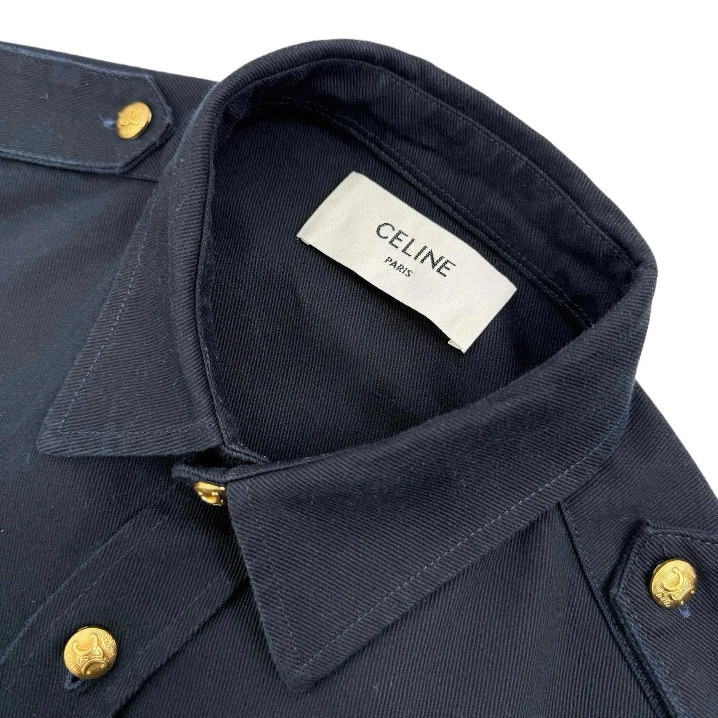 🅿️520 [Exclusive supply] Celine gilt military-style shirt jacket. The original purchase was 15,000 yuan. The fabric is made of custom-made satin and elegant fabric. It is full of texture, natural luster, comfortable and close to the skin. Deep blue, quiet and elegant. It is decorated with gold buttons for the ultimate interpretation of low-key luxury. The eye-catching Celine logo Velcro on the chest has become a distinct imprint of the brand's identity. Every detail exudes unobtrusive nobility. Golden embellishment, the soul of luxury, adopts the imported machine embroidery seal and hemming process, uses advanced computer control systems and precision mechanical components to realize Celine embroidery operations, and then manually attaches the Velcro, so that the Velcro and the armband are fully contacted and bonded. Finally, the imported machine is used to sew the hemming fabric along the embroidery seal (it is time-consuming, laborious and expensive, please see the real seal for details), and the template machine opens the bag. The preset template guides the position, shape and size of the bag opening. The accuracy ensures the quality of the bag opening effect. The fabrics have been fermented and washed, giving a better hand feel and texture. They are not easy to deform, shrink or fade, and maintain long-term beauty. Size:38-39-40-41