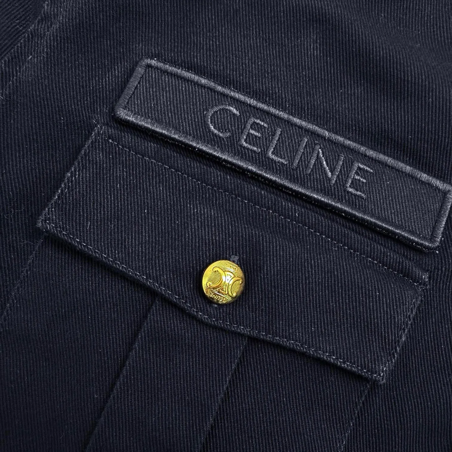 🅿️520 [Exclusive supply] Celine gilt military-style shirt jacket. The original purchase was 15,000 yuan. The fabric is made of custom-made satin and elegant fabric. It is full of texture, natural luster, comfortable and close to the skin. Deep blue, quiet and elegant. It is decorated with gold buttons for the ultimate interpretation of low-key luxury. The eye-catching Celine logo Velcro on the chest has become a distinct imprint of the brand's identity. Every detail exudes unobtrusive nobility. Golden embellishment, the soul of luxury, adopts the imported machine embroidery seal and hemming process, uses advanced computer control systems and precision mechanical components to realize Celine embroidery operations, and then manually attaches the Velcro, so that the Velcro and the armband are fully contacted and bonded. Finally, the imported machine is used to sew the hemming fabric along the embroidery seal (it is time-consuming, laborious and expensive, please see the real seal for details), and the template machine opens the bag. The preset template guides the position, shape and size of the bag opening. The accuracy ensures the quality of the bag opening effect. The fabrics have been fermented and washed, giving a better hand feel and texture. They are not easy to deform, shrink or fade, and maintain long-term beauty. Size:38-39-40-41