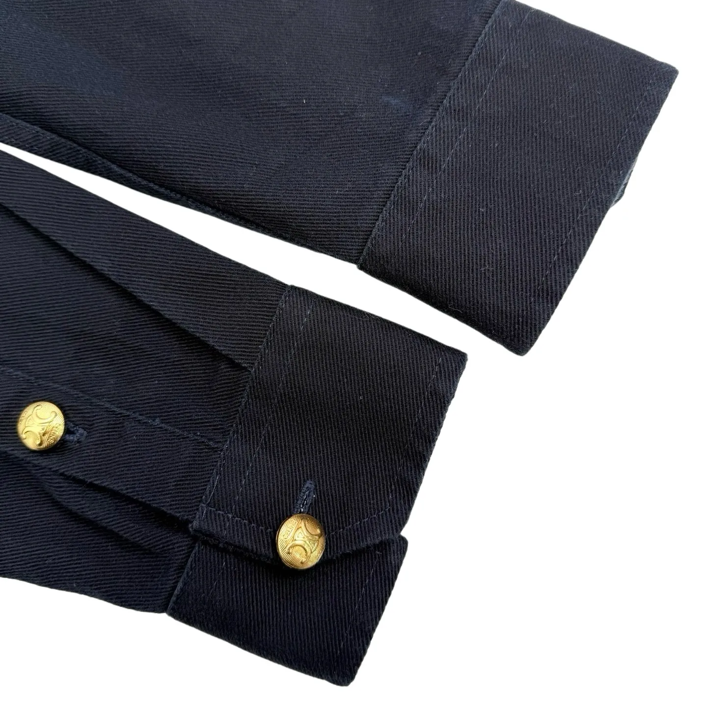 🅿️520 [Exclusive supply] Celine gilt military-style shirt jacket. The original purchase was 15,000 yuan. The fabric is made of custom-made satin and elegant fabric. It is full of texture, natural luster, comfortable and close to the skin. Deep blue, quiet and elegant. It is decorated with gold buttons for the ultimate interpretation of low-key luxury. The eye-catching Celine logo Velcro on the chest has become a distinct imprint of the brand's identity. Every detail exudes unobtrusive nobility. Golden embellishment, the soul of luxury, adopts the imported machine embroidery seal and hemming process, uses advanced computer control systems and precision mechanical components to realize Celine embroidery operations, and then manually attaches the Velcro, so that the Velcro and the armband are fully contacted and bonded. Finally, the imported machine is used to sew the hemming fabric along the embroidery seal (it is time-consuming, laborious and expensive, please see the real seal for details), and the template machine opens the bag. The preset template guides the position, shape and size of the bag opening. The accuracy ensures the quality of the bag opening effect. The fabrics have been fermented and washed, giving a better hand feel and texture. They are not easy to deform, shrink or fade, and maintain long-term beauty. Size:38-39-40-41