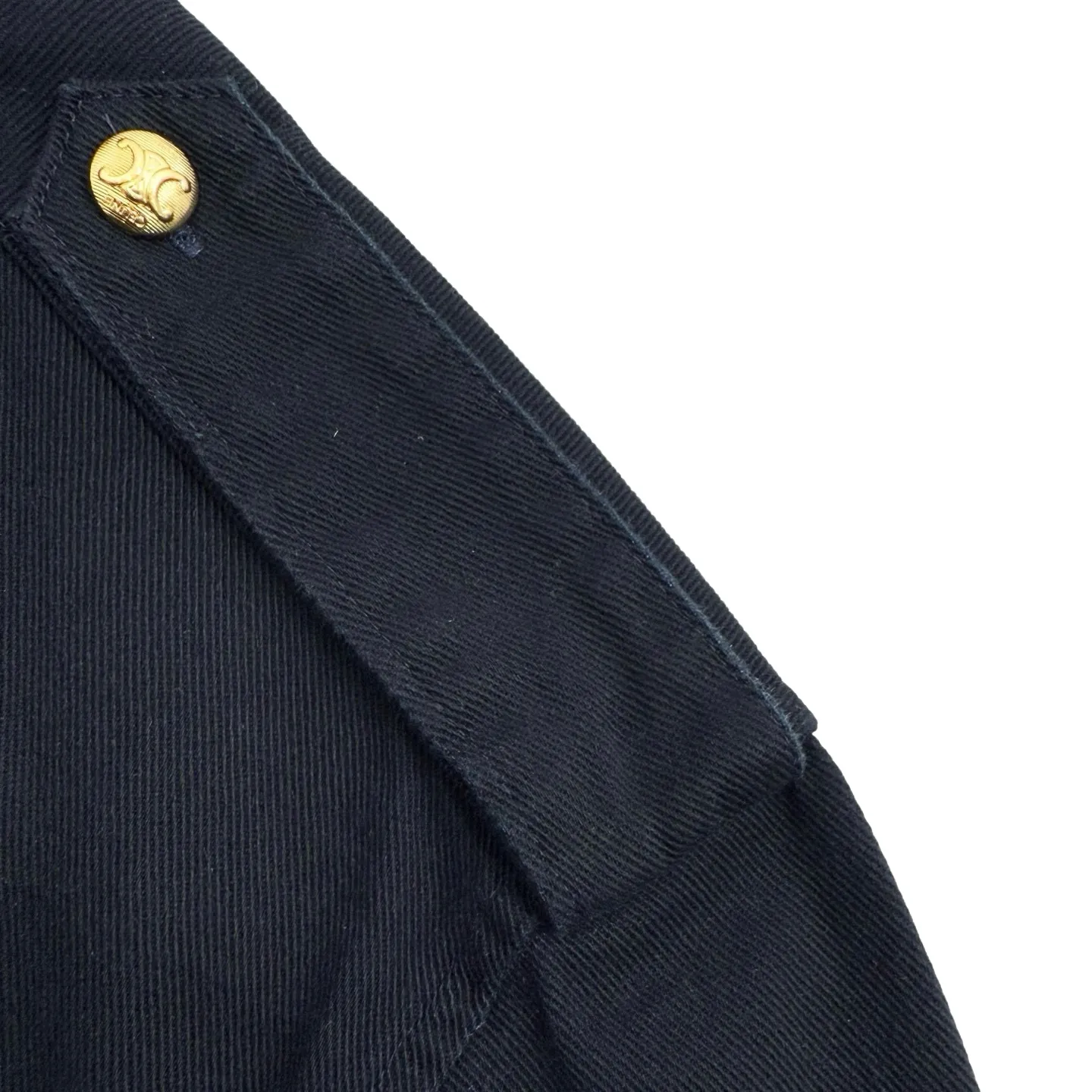 🅿️520 [Exclusive supply] Celine gilt military-style shirt jacket. The original purchase was 15,000 yuan. The fabric is made of custom-made satin and elegant fabric. It is full of texture, natural luster, comfortable and close to the skin. Deep blue, quiet and elegant. It is decorated with gold buttons for the ultimate interpretation of low-key luxury. The eye-catching Celine logo Velcro on the chest has become a distinct imprint of the brand's identity. Every detail exudes unobtrusive nobility. Golden embellishment, the soul of luxury, adopts the imported machine embroidery seal and hemming process, uses advanced computer control systems and precision mechanical components to realize Celine embroidery operations, and then manually attaches the Velcro, so that the Velcro and the armband are fully contacted and bonded. Finally, the imported machine is used to sew the hemming fabric along the embroidery seal (it is time-consuming, laborious and expensive, please see the real seal for details), and the template machine opens the bag. The preset template guides the position, shape and size of the bag opening. The accuracy ensures the quality of the bag opening effect. The fabrics have been fermented and washed, giving a better hand feel and texture. They are not easy to deform, shrink or fade, and maintain long-term beauty. Size:38-39-40-41