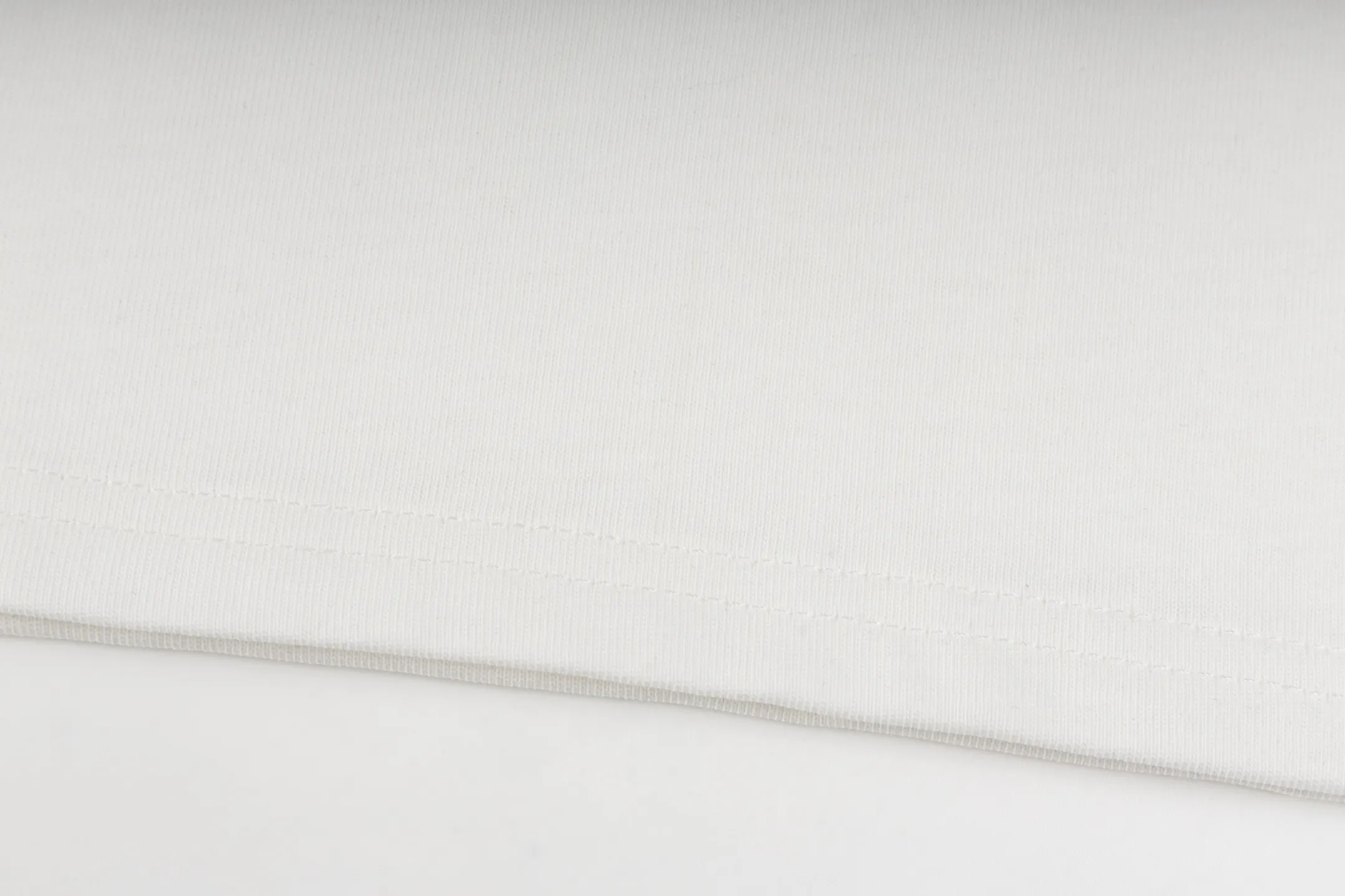 🅿️170 Style #Z5 Celine limited letter logo printed round neck short sleeves Same style as CELINE official website Fabric: 32-count double yarn 280g pure cotton fabric Weaving and dyeing threads of the same color in the same cylinder Process: imported machine white ink direct-jet printing process Supporting: complete three-label cardboard oil paper code sticker packaging High-temperature pre-shrinking process before production, no shrinkage and deformation Imported machine professional plate making os version can wear up to 200 pounds The size is measured manually. The error of 2-3cm is normal. Color: black white size: s m l xl