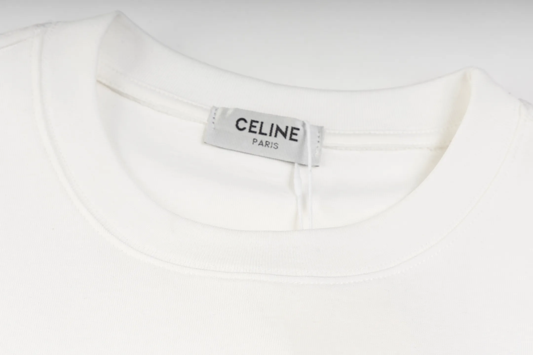 🅿️170 Style #Z5 Celine limited letter logo printed round neck short sleeves Same style as CELINE official website Fabric: 32-count double yarn 280g pure cotton fabric Weaving and dyeing threads of the same color in the same cylinder Process: imported machine white ink direct-jet printing process Supporting: complete three-label cardboard oil paper code sticker packaging High-temperature pre-shrinking process before production, no shrinkage and deformation Imported machine professional plate making os version can wear up to 200 pounds The size is measured manually. The error of 2-3cm is normal. Color: black white size: s m l xl