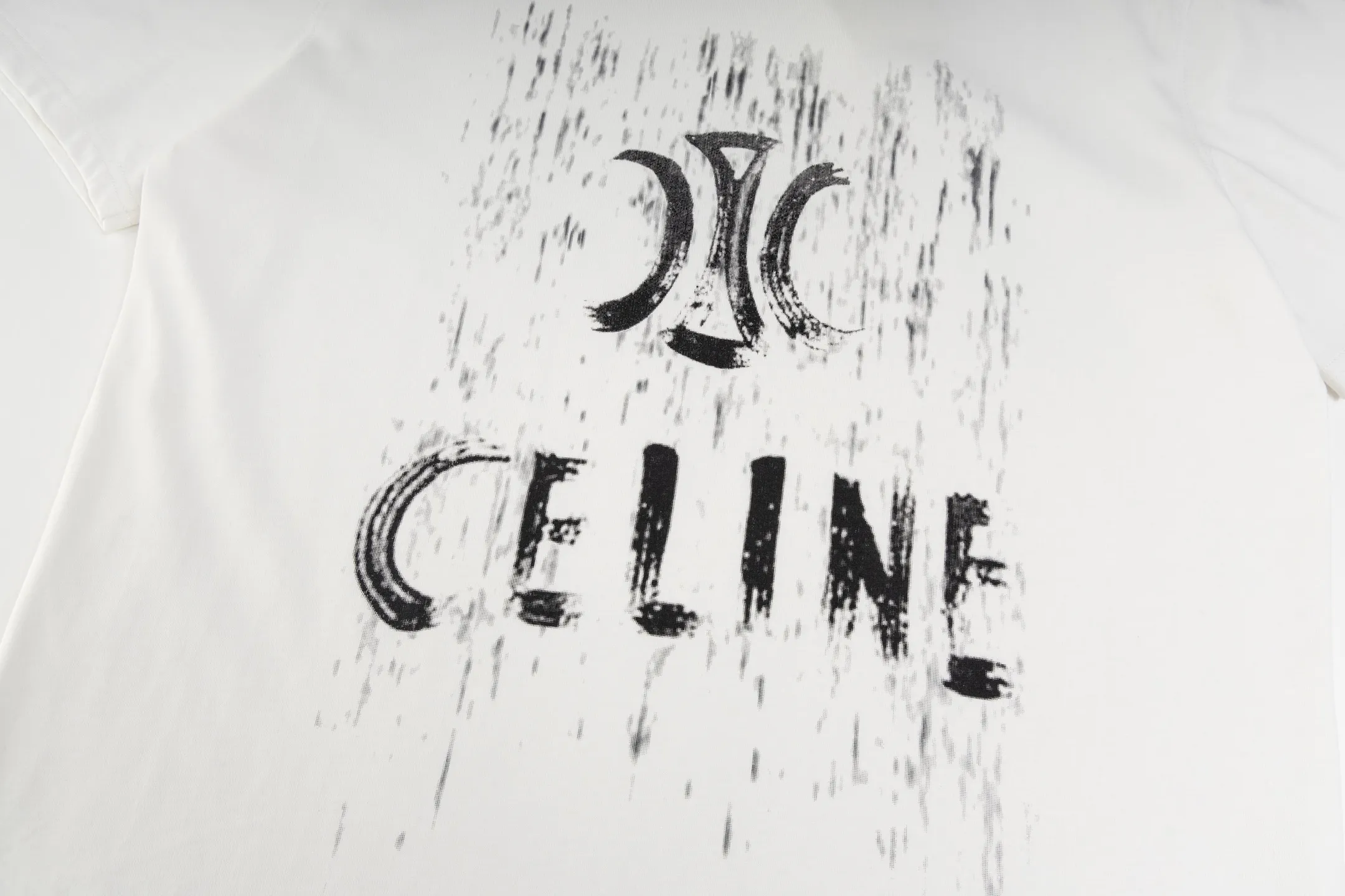 🅿️170 Style #Z5 Celine limited letter logo printed round neck short sleeves Same style as CELINE official website Fabric: 32-count double yarn 280g pure cotton fabric Weaving and dyeing threads of the same color in the same cylinder Process: imported machine white ink direct-jet printing process Supporting: complete three-label cardboard oil paper code sticker packaging High-temperature pre-shrinking process before production, no shrinkage and deformation Imported machine professional plate making os version can wear up to 200 pounds The size is measured manually. The error of 2-3cm is normal. Color: black white size: s m l xl