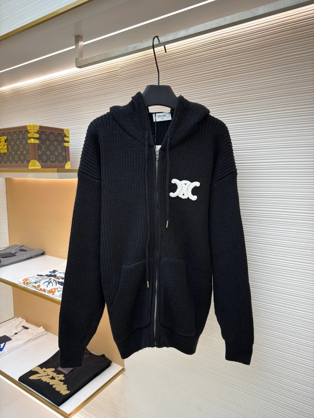 Celine embroidered logo knitted hoodie ●Original version: Purchased and developed by 8575 ●Item number: 1681689-b20 ●Fabric: wool blended fabric ●Technology: knitted production ●Color: black ●Version: fitted version ●Weight: about 920 grams ●Size: S-M-L-XL ●Description: Woven with 55 merino wool yarn and cotton yarn. The finished product woven from this fabric has a three-dimensional shape, a soft hand feel, and no binding on the upper body. The hat rope tail clip adopts electroplating engraving process to restore the brand logo. The zipper uses a metal plated bright silver puller with the brand logo engraved on it. The embroidery uses towel embroidery technology and uses cashmere yarn to restore the original 1:1 details. Garment washing removes surface impurities from wool - adding hand feel - fixing the fit. TRIOMPHE embroidered loose fit, hood with adjustable drawstring, metal hoop engraved with CELINE PARIS, 1 kangaroo pocket with ribbed trim. The overall wiring is straight and delicate, the fabric is comfortable and soft, and the color is consistent without color difference. It can be matched with the same style to create a fashionable look and control various occasions. Customized accessories, complete with three standards, same style for men and women! Celine embroidered logo knitted hoodie ●Original version: Purchased and developed by 8575 ●Item number: 1681689- ●Material: wool blended fabric ●Technology: knitted ●Color: black ●Type: fitted version ●Weight: about 920 grams ●Size: S-M-L-XL ●Description: Woven with 55 merino wool yarn and cotton yarn. The finished product woven from this fabric has a three-dimensional shape, a soft hand feel, and no binding on the upper body. The hat rope tail clip adopts electroplating engraving process to restore the brand logo. The zipper uses a metal plated bright silver puller with the brand logo engraved on it. The embroidery uses towel embroidery technology and uses cashmere yarn to restore the original 1:1 details. Garment washing removes surface impurities from wool - adding hand feel - fixing the fit. TRIOMPHE embroidered loose fit, hood with adjustable drawstring, metal hoop engraved with CELINE PARIS, 1 kangaroo pocket with ribbed trim. The overall wiring is straight and delicate, the fabric is comfortable and soft, and the color is consistent without color difference. It can be matched with the same style to create a fashionable look and control various occasions. Customized accessories, complete with three standards, same style for men and women!