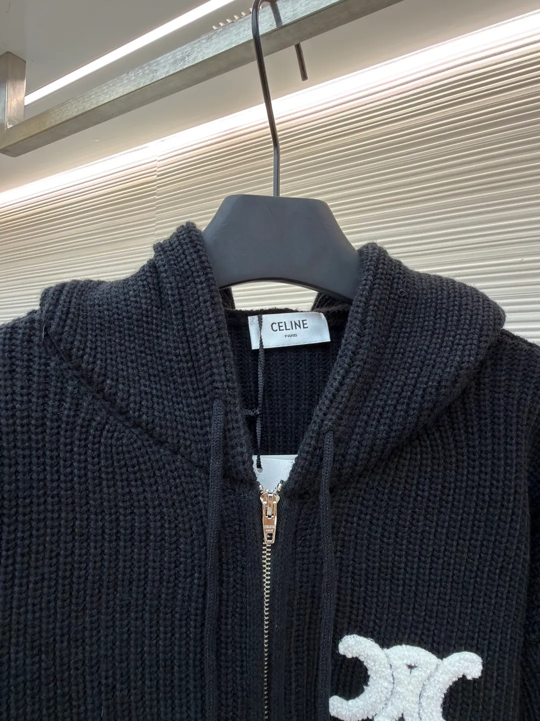 Celine embroidered logo knitted hoodie ●Original version: Purchased and developed by 8575 ●Item number: 1681689-b20 ●Fabric: wool blended fabric ●Technology: knitted production ●Color: black ●Version: fitted version ●Weight: about 920 grams ●Size: S-M-L-XL ●Description: Woven with 55 merino wool yarn and cotton yarn. The finished product woven from this fabric has a three-dimensional shape, a soft hand feel, and no binding on the upper body. The hat rope tail clip adopts electroplating engraving process to restore the brand logo. The zipper uses a metal plated bright silver puller with the brand logo engraved on it. The embroidery uses towel embroidery technology and uses cashmere yarn to restore the original 1:1 details. Garment washing removes surface impurities from wool - adding hand feel - fixing the fit. TRIOMPHE embroidered loose fit, hood with adjustable drawstring, metal hoop engraved with CELINE PARIS, 1 kangaroo pocket with ribbed trim. The overall wiring is straight and delicate, the fabric is comfortable and soft, and the color is consistent without color difference. It can be matched with the same style to create a fashionable look and control various occasions. Customized accessories, complete with three standards, same style for men and women! Celine embroidered logo knitted hoodie ●Original version: Purchased and developed by 8575 ●Item number: 1681689- ●Material: wool blended fabric ●Technology: knitted ●Color: black ●Type: fitted version ●Weight: about 920 grams ●Size: S-M-L-XL ●Description: Woven with 55 merino wool yarn and cotton yarn. The finished product woven from this fabric has a three-dimensional shape, a soft hand feel, and no binding on the upper body. The hat rope tail clip adopts electroplating engraving process to restore the brand logo. The zipper uses a metal plated bright silver puller with the brand logo engraved on it. The embroidery uses towel embroidery technology and uses cashmere yarn to restore the original 1:1 details. Garment washing removes surface impurities from wool - adding hand feel - fixing the fit. TRIOMPHE embroidered loose fit, hood with adjustable drawstring, metal hoop engraved with CELINE PARIS, 1 kangaroo pocket with ribbed trim. The overall wiring is straight and delicate, the fabric is comfortable and soft, and the color is consistent without color difference. It can be matched with the same style to create a fashionable look and control various occasions. Customized accessories, complete with three standards, same style for men and women!