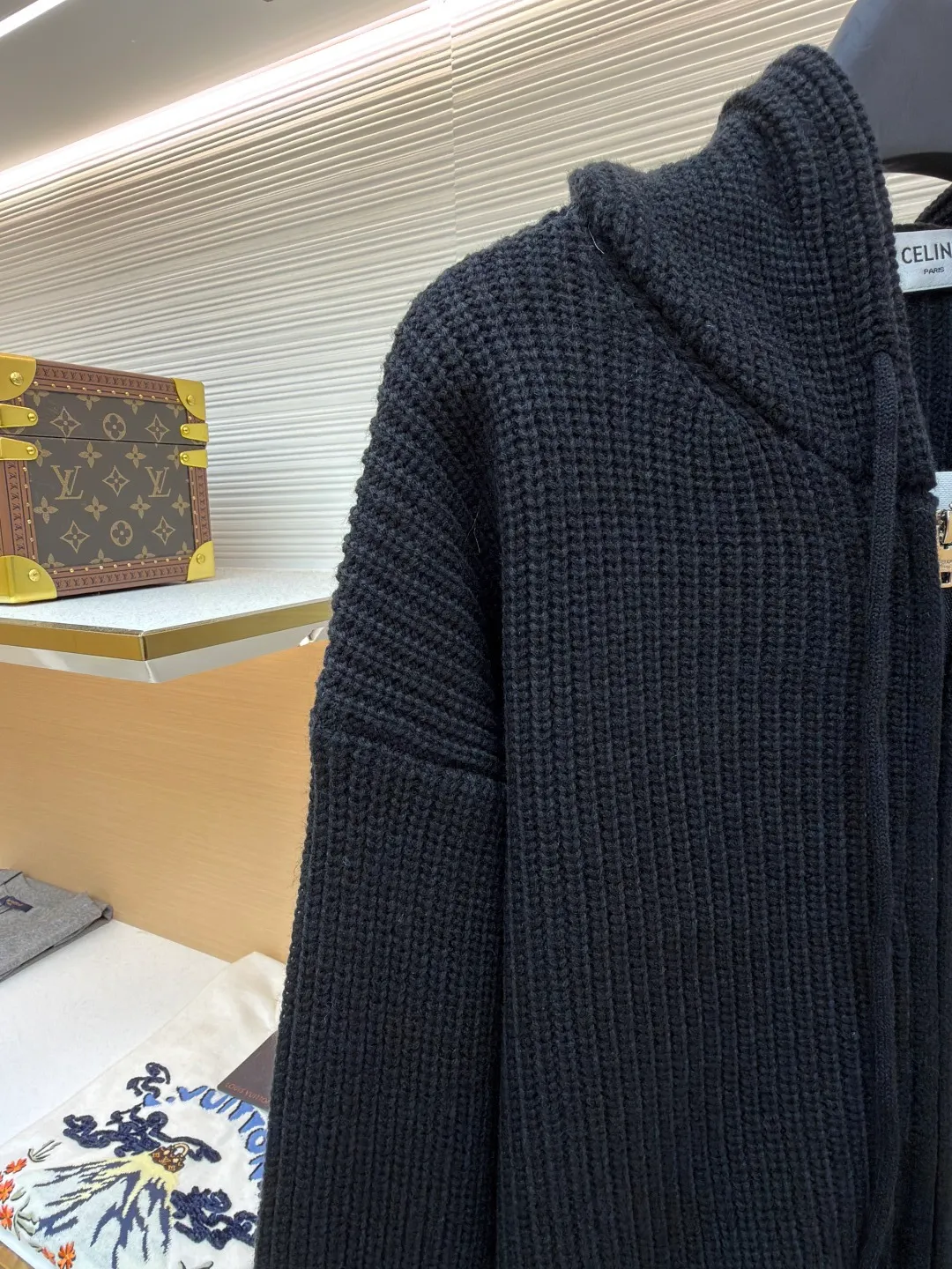 Celine embroidered logo knitted hoodie ●Original version: Purchased and developed by 8575 ●Item number: 1681689-b20 ●Fabric: wool blended fabric ●Technology: knitted production ●Color: black ●Version: fitted version ●Weight: about 920 grams ●Size: S-M-L-XL ●Description: Woven with 55 merino wool yarn and cotton yarn. The finished product woven from this fabric has a three-dimensional shape, a soft hand feel, and no binding on the upper body. The hat rope tail clip adopts electroplating engraving process to restore the brand logo. The zipper uses a metal plated bright silver puller with the brand logo engraved on it. The embroidery uses towel embroidery technology and uses cashmere yarn to restore the original 1:1 details. Garment washing removes surface impurities from wool - adding hand feel - fixing the fit. TRIOMPHE embroidered loose fit, hood with adjustable drawstring, metal hoop engraved with CELINE PARIS, 1 kangaroo pocket with ribbed trim. The overall wiring is straight and delicate, the fabric is comfortable and soft, and the color is consistent without color difference. It can be matched with the same style to create a fashionable look and control various occasions. Customized accessories, complete with three standards, same style for men and women! Celine embroidered logo knitted hoodie ●Original version: Purchased and developed by 8575 ●Item number: 1681689- ●Material: wool blended fabric ●Technology: knitted ●Color: black ●Type: fitted version ●Weight: about 920 grams ●Size: S-M-L-XL ●Description: Woven with 55 merino wool yarn and cotton yarn. The finished product woven from this fabric has a three-dimensional shape, a soft hand feel, and no binding on the upper body. The hat rope tail clip adopts electroplating engraving process to restore the brand logo. The zipper uses a metal plated bright silver puller with the brand logo engraved on it. The embroidery uses towel embroidery technology and uses cashmere yarn to restore the original 1:1 details. Garment washing removes surface impurities from wool - adding hand feel - fixing the fit. TRIOMPHE embroidered loose fit, hood with adjustable drawstring, metal hoop engraved with CELINE PARIS, 1 kangaroo pocket with ribbed trim. The overall wiring is straight and delicate, the fabric is comfortable and soft, and the color is consistent without color difference. It can be matched with the same style to create a fashionable look and control various occasions. Customized accessories, complete with three standards, same style for men and women!