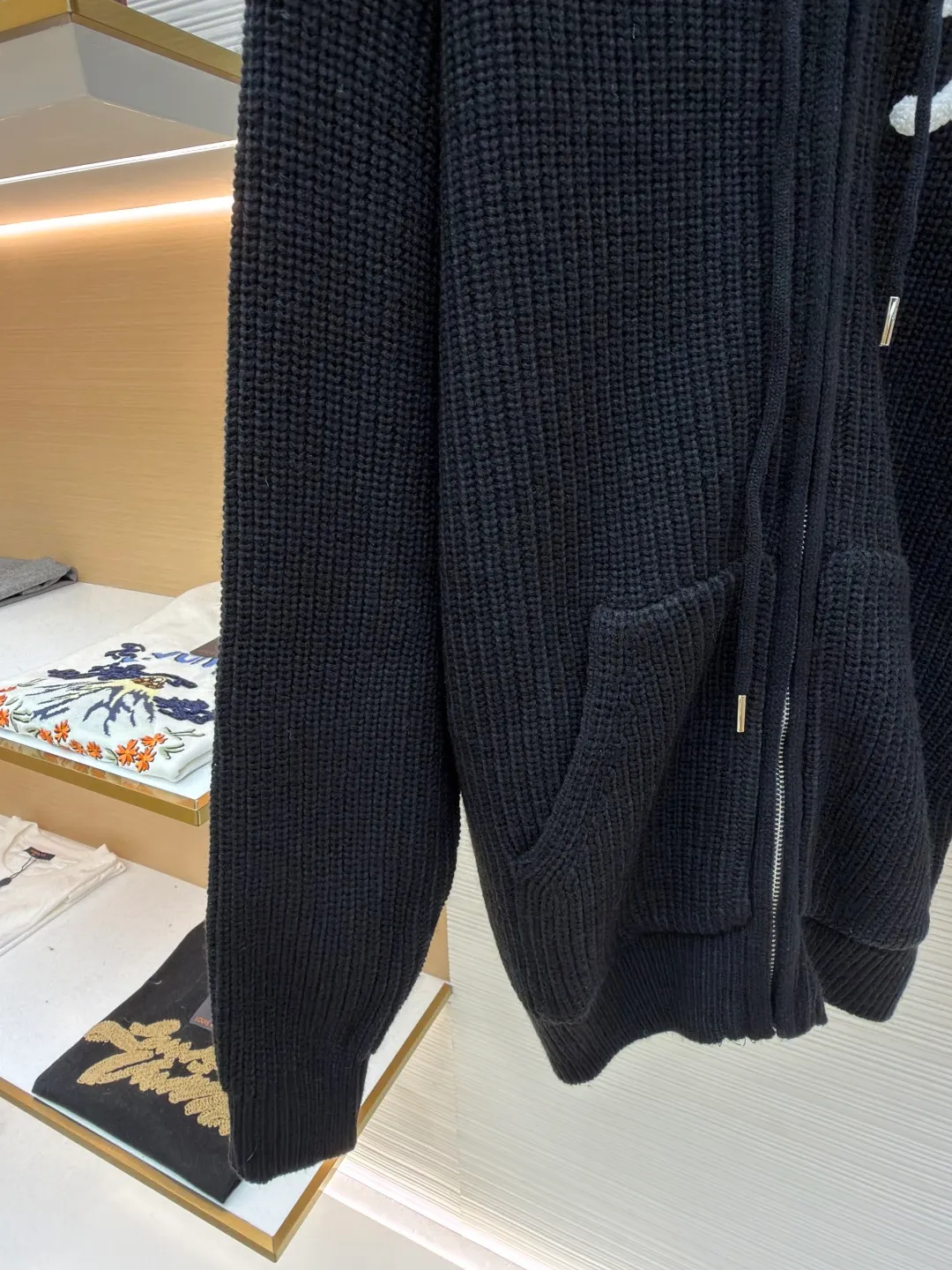 Celine embroidered logo knitted hoodie ●Original version: Purchased and developed by 8575 ●Item number: 1681689-b20 ●Fabric: wool blended fabric ●Technology: knitted production ●Color: black ●Version: fitted version ●Weight: about 920 grams ●Size: S-M-L-XL ●Description: Woven with 55 merino wool yarn and cotton yarn. The finished product woven from this fabric has a three-dimensional shape, a soft hand feel, and no binding on the upper body. The hat rope tail clip adopts electroplating engraving process to restore the brand logo. The zipper uses a metal plated bright silver puller with the brand logo engraved on it. The embroidery uses towel embroidery technology and uses cashmere yarn to restore the original 1:1 details. Garment washing removes surface impurities from wool - adding hand feel - fixing the fit. TRIOMPHE embroidered loose fit, hood with adjustable drawstring, metal hoop engraved with CELINE PARIS, 1 kangaroo pocket with ribbed trim. The overall wiring is straight and delicate, the fabric is comfortable and soft, and the color is consistent without color difference. It can be matched with the same style to create a fashionable look and control various occasions. Customized accessories, complete with three standards, same style for men and women! Celine embroidered logo knitted hoodie ●Original version: Purchased and developed by 8575 ●Item number: 1681689- ●Material: wool blended fabric ●Technology: knitted ●Color: black ●Type: fitted version ●Weight: about 920 grams ●Size: S-M-L-XL ●Description: Woven with 55 merino wool yarn and cotton yarn. The finished product woven from this fabric has a three-dimensional shape, a soft hand feel, and no binding on the upper body. The hat rope tail clip adopts electroplating engraving process to restore the brand logo. The zipper uses a metal plated bright silver puller with the brand logo engraved on it. The embroidery uses towel embroidery technology and uses cashmere yarn to restore the original 1:1 details. Garment washing removes surface impurities from wool - adding hand feel - fixing the fit. TRIOMPHE embroidered loose fit, hood with adjustable drawstring, metal hoop engraved with CELINE PARIS, 1 kangaroo pocket with ribbed trim. The overall wiring is straight and delicate, the fabric is comfortable and soft, and the color is consistent without color difference. It can be matched with the same style to create a fashionable look and control various occasions. Customized accessories, complete with three standards, same style for men and women!