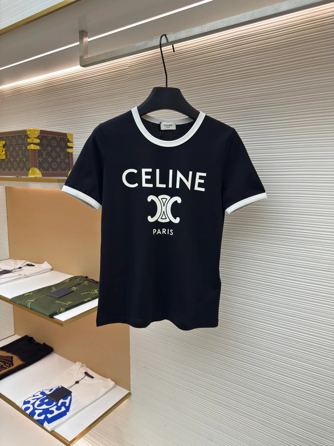 Celine letter printed T-shirt [Women's clothing] ●Authentic product: Purchased and developed by 5100 ●Item number: 1680503-A00 ●Fabric: long-staple cotton fabric ●Technology: printing production ●Version: fitted version ●Weight: about 115 grams ●Size: S-M-L ●Description: The fabric is made of 50s double-ply long-staple cotton plain fabric, purchased with Y-printing and custom-dyed in brown. The color is completely matched to the pattern. It is treated with dust-free wool processing to give a light and soft cotton feel. 32s single-strand combed cotton 1*1 rib, dyed in the same vat as the main fabric to ensure no color difference. The white brown front panel is printed with a screen glue computer fully automatic elliptical machine. Threaded strips are cut on the collar and cuffs, and the edges are bound by a flat car. The overall wiring is straight and delicate, the fabric is comfortable and soft, and the color is consistent without color difference. It can be matched with the same style to create a fashionable look and control various occasions. Customized accessories, complete with three standards, same style for men and women!