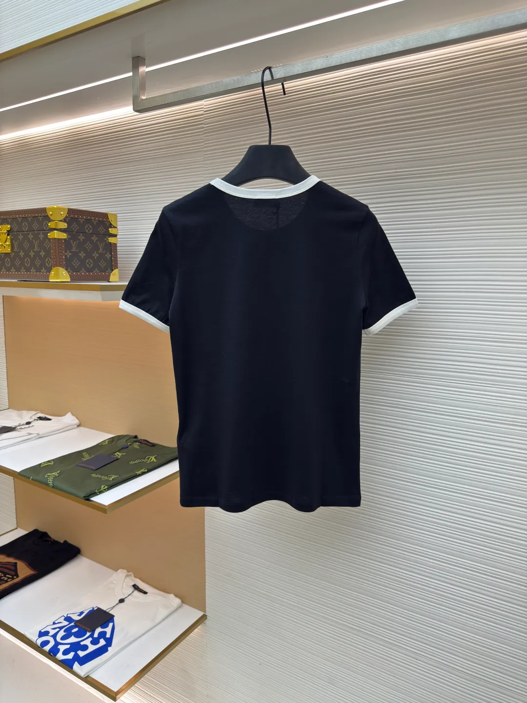 Celine letter printed T-shirt [Women's clothing] ●Authentic product: Purchased and developed by 5100 ●Item number: 1680503-A00 ●Fabric: long-staple cotton fabric ●Technology: printing production ●Version: fitted version ●Weight: about 115 grams ●Size: S-M-L ●Description: The fabric is made of 50s double-ply long-staple cotton plain fabric, purchased with Y-printing and custom-dyed in brown. The color is completely matched to the pattern. It is treated with dust-free wool processing to give a light and soft cotton feel. 32s single-strand combed cotton 1*1 rib, dyed in the same vat as the main fabric to ensure no color difference. The white brown front panel is printed with a screen glue computer fully automatic elliptical machine. Threaded strips are cut on the collar and cuffs, and the edges are bound by a flat car. The overall wiring is straight and delicate, the fabric is comfortable and soft, and the color is consistent without color difference. It can be matched with the same style to create a fashionable look and control various occasions. Customized accessories, complete with three standards, same style for men and women!