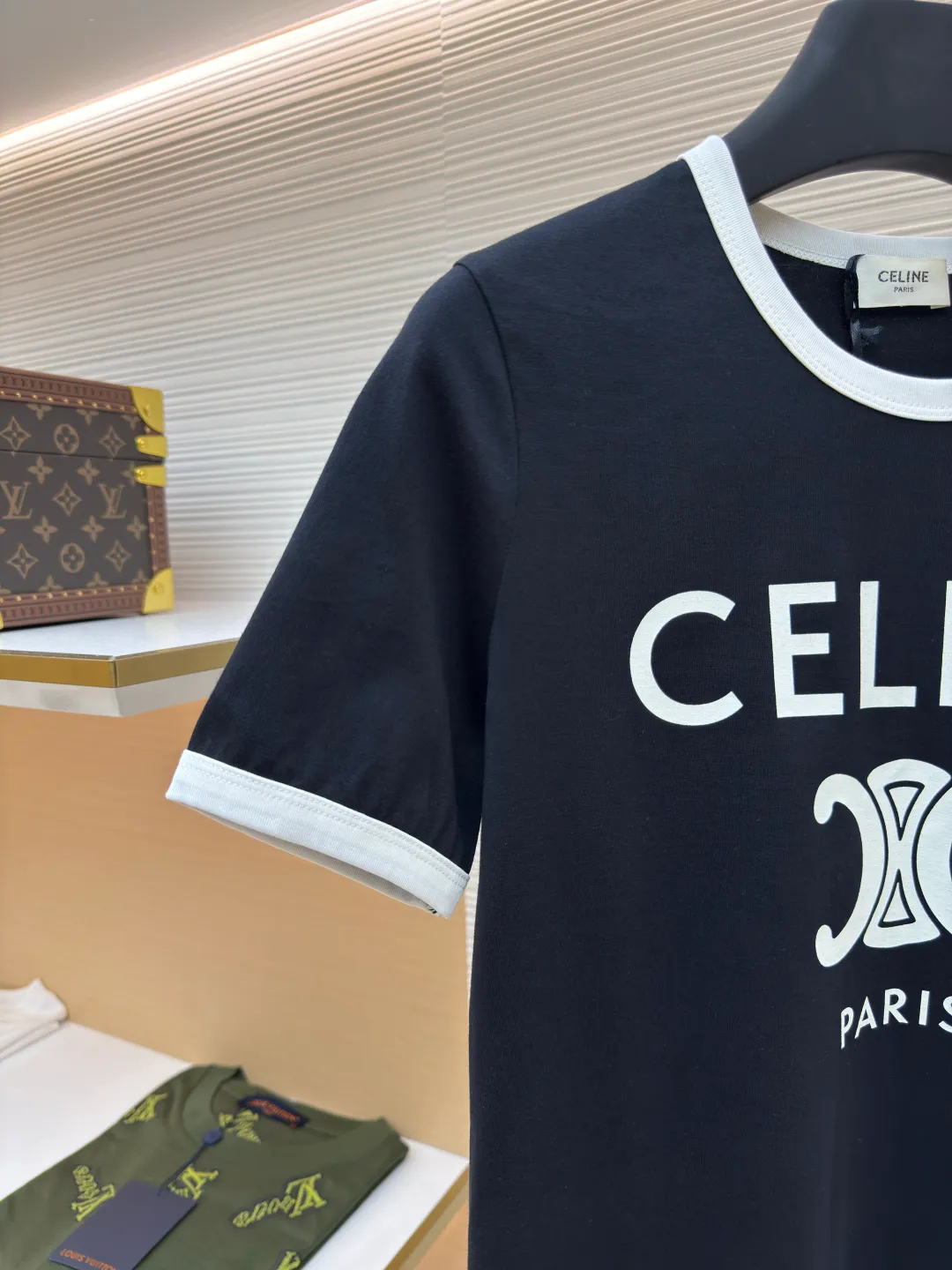 Celine letter printed T-shirt [Women's clothing] ●Authentic product: Purchased and developed by 5100 ●Item number: 1680503-A00 ●Fabric: long-staple cotton fabric ●Technology: printing production ●Version: fitted version ●Weight: about 115 grams ●Size: S-M-L ●Description: The fabric is made of 50s double-ply long-staple cotton plain fabric, purchased with Y-printing and custom-dyed in brown. The color is completely matched to the pattern. It is treated with dust-free wool processing to give a light and soft cotton feel. 32s single-strand combed cotton 1*1 rib, dyed in the same vat as the main fabric to ensure no color difference. The white brown front panel is printed with a screen glue computer fully automatic elliptical machine. Threaded strips are cut on the collar and cuffs, and the edges are bound by a flat car. The overall wiring is straight and delicate, the fabric is comfortable and soft, and the color is consistent without color difference. It can be matched with the same style to create a fashionable look and control various occasions. Customized accessories, complete with three standards, same style for men and women!