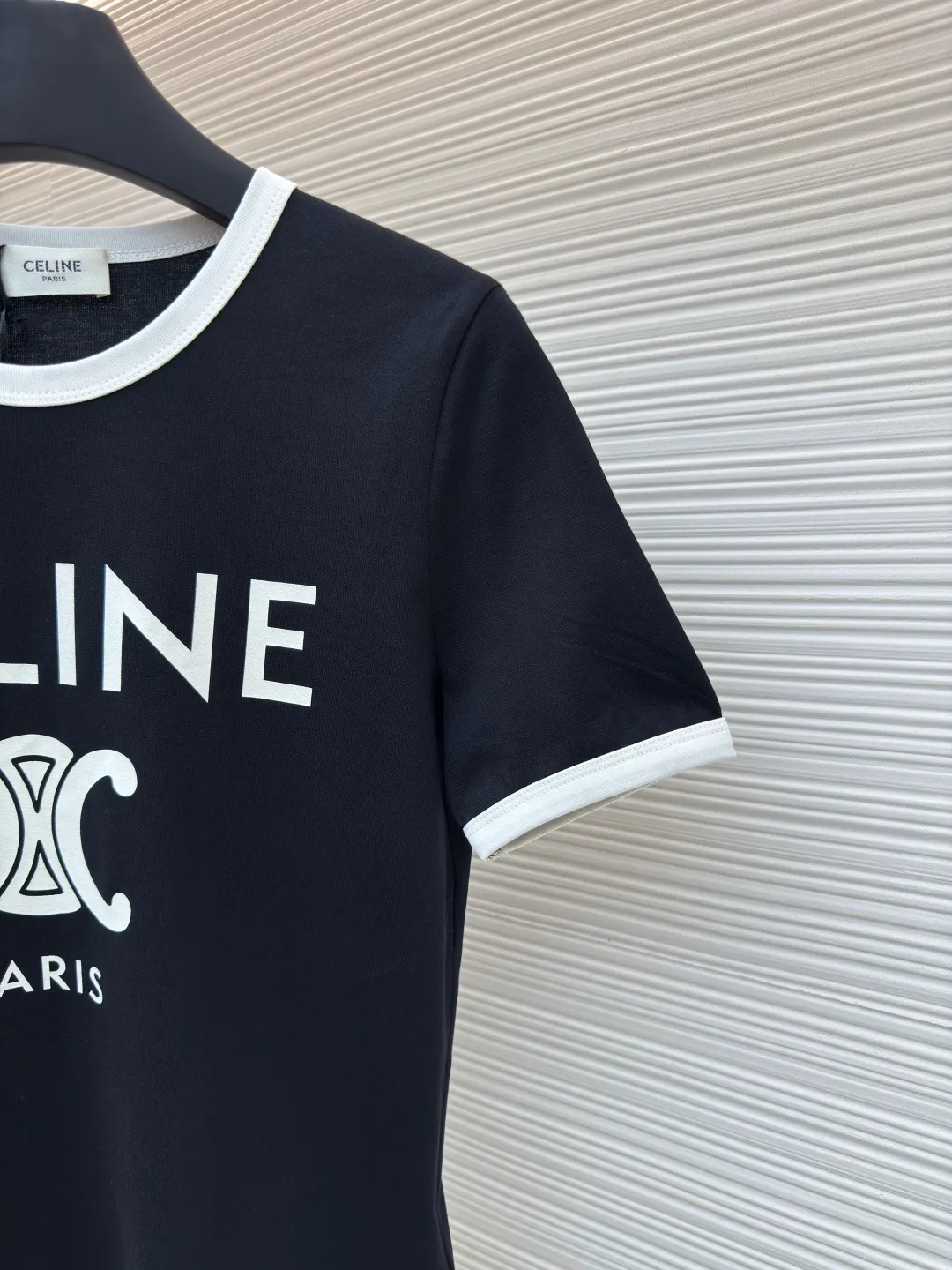 Celine letter printed T-shirt [Women's clothing] ●Authentic product: Purchased and developed by 5100 ●Item number: 1680503-A00 ●Fabric: long-staple cotton fabric ●Technology: printing production ●Version: fitted version ●Weight: about 115 grams ●Size: S-M-L ●Description: The fabric is made of 50s double-ply long-staple cotton plain fabric, purchased with Y-printing and custom-dyed in brown. The color is completely matched to the pattern. It is treated with dust-free wool processing to give a light and soft cotton feel. 32s single-strand combed cotton 1*1 rib, dyed in the same vat as the main fabric to ensure no color difference. The white brown front panel is printed with a screen glue computer fully automatic elliptical machine. Threaded strips are cut on the collar and cuffs, and the edges are bound by a flat car. The overall wiring is straight and delicate, the fabric is comfortable and soft, and the color is consistent without color difference. It can be matched with the same style to create a fashionable look and control various occasions. Customized accessories, complete with three standards, same style for men and women!