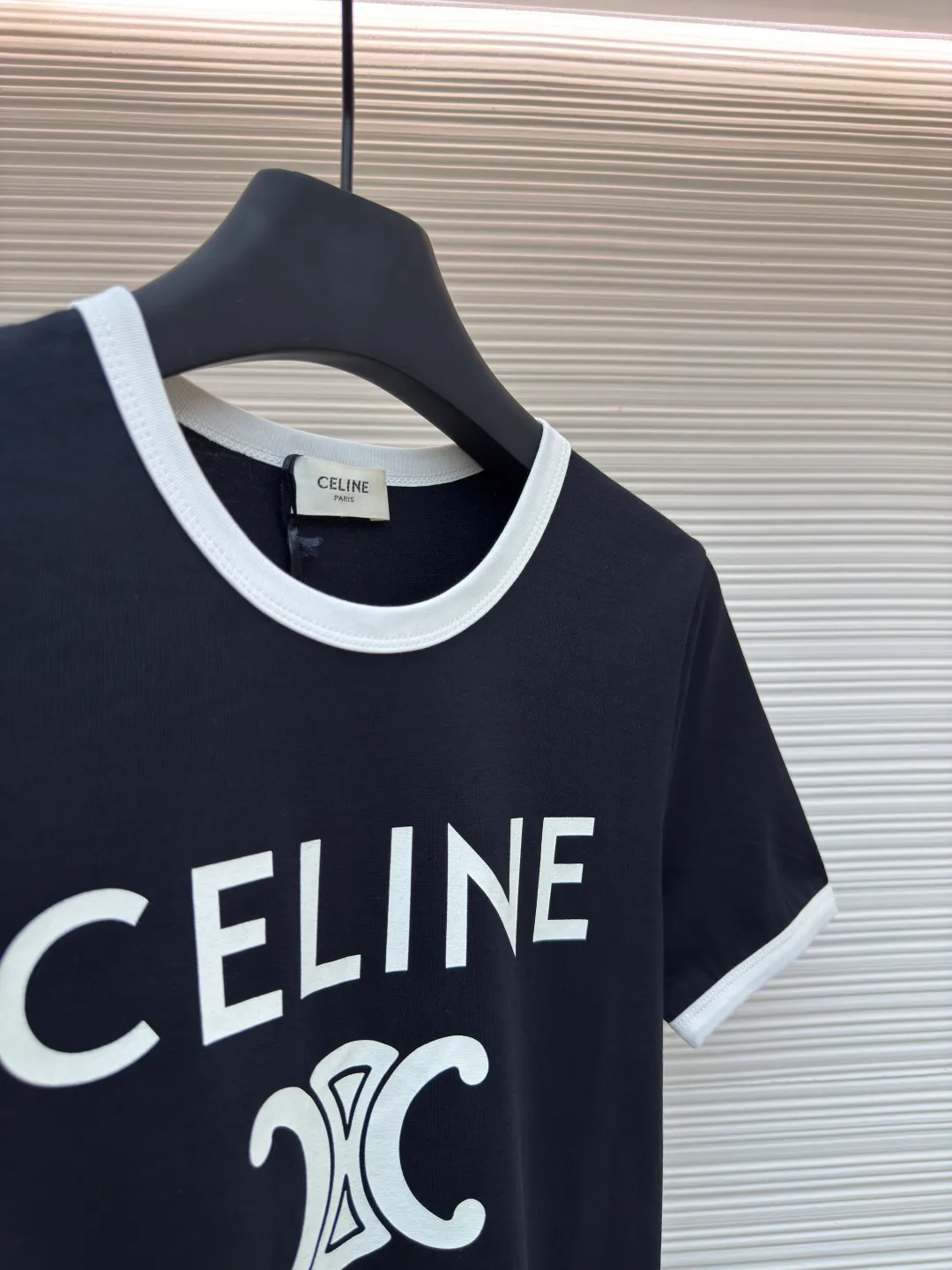 Celine letter printed T-shirt [Women's clothing] ●Authentic product: Purchased and developed by 5100 ●Item number: 1680503-A00 ●Fabric: long-staple cotton fabric ●Technology: printing production ●Version: fitted version ●Weight: about 115 grams ●Size: S-M-L ●Description: The fabric is made of 50s double-ply long-staple cotton plain fabric, purchased with Y-printing and custom-dyed in brown. The color is completely matched to the pattern. It is treated with dust-free wool processing to give a light and soft cotton feel. 32s single-strand combed cotton 1*1 rib, dyed in the same vat as the main fabric to ensure no color difference. The white brown front panel is printed with a screen glue computer fully automatic elliptical machine. Threaded strips are cut on the collar and cuffs, and the edges are bound by a flat car. The overall wiring is straight and delicate, the fabric is comfortable and soft, and the color is consistent without color difference. It can be matched with the same style to create a fashionable look and control various occasions. Customized accessories, complete with three standards, same style for men and women!
