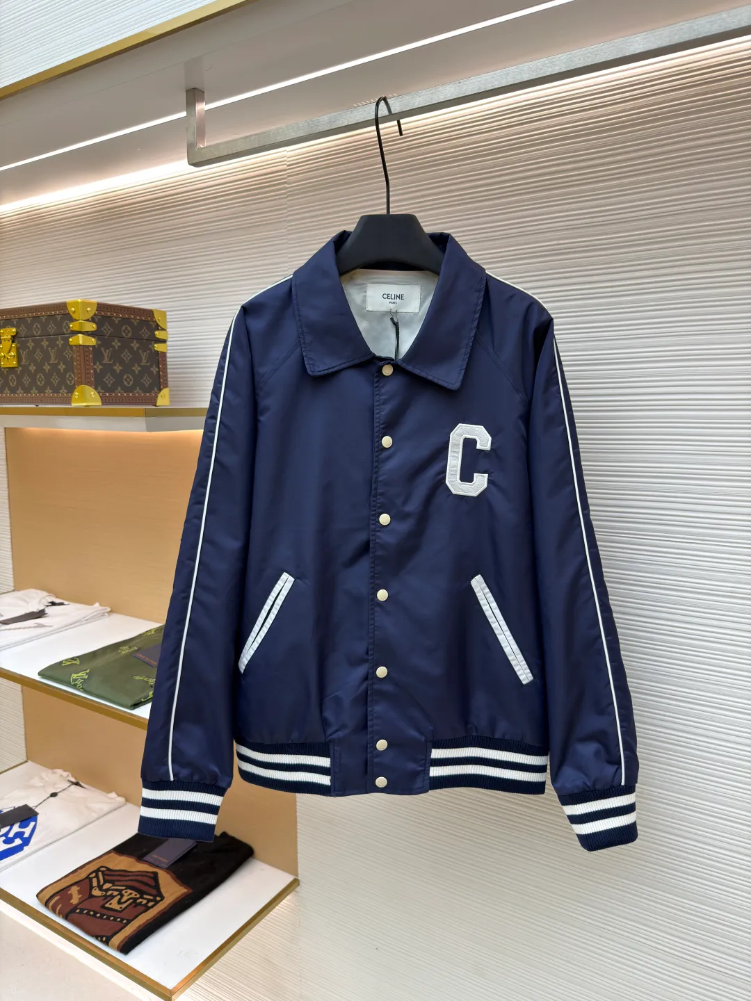 Celine college style baseball uniform ●Original version: Purchased and developed by 10213 ●Item number: 1680910-B90 ●Fabric: nylon fabric ●Technology: embroidery production ●Version: fitted version ●Weight: about 600 grams ●Size: 46-48-50-52 ●Description: This baseball uniform is made of blue satin nylon fabric. The front and back are designed with S's exclusive embroidery process. It has metal engraved four-button closures and a contrasting striped rib design on the hem and cuffs. The style is very novel and unique. It can be easily worn with T-shirts and jeans. It is the same style for men and women. Highly recommended! The overall wiring is straight and delicate, the fabric is comfortable and soft, and the color is consistent without color difference. It can be matched with the same style to create a fashionable look and control various occasions. Customized accessories, complete with three standards, same style for men and women!