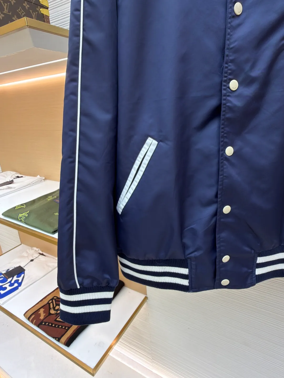 Celine college style baseball uniform ●Original version: Purchased and developed by 10213 ●Item number: 1680910-B90 ●Fabric: nylon fabric ●Technology: embroidery production ●Version: fitted version ●Weight: about 600 grams ●Size: 46-48-50-52 ●Description: This baseball uniform is made of blue satin nylon fabric. The front and back are designed with S's exclusive embroidery process. It has metal engraved four-button closures and a contrasting striped rib design on the hem and cuffs. The style is very novel and unique. It can be easily worn with T-shirts and jeans. It is the same style for men and women. Highly recommended! The overall wiring is straight and delicate, the fabric is comfortable and soft, and the color is consistent without color difference. It can be matched with the same style to create a fashionable look and control various occasions. Customized accessories, complete with three standards, same style for men and women!
