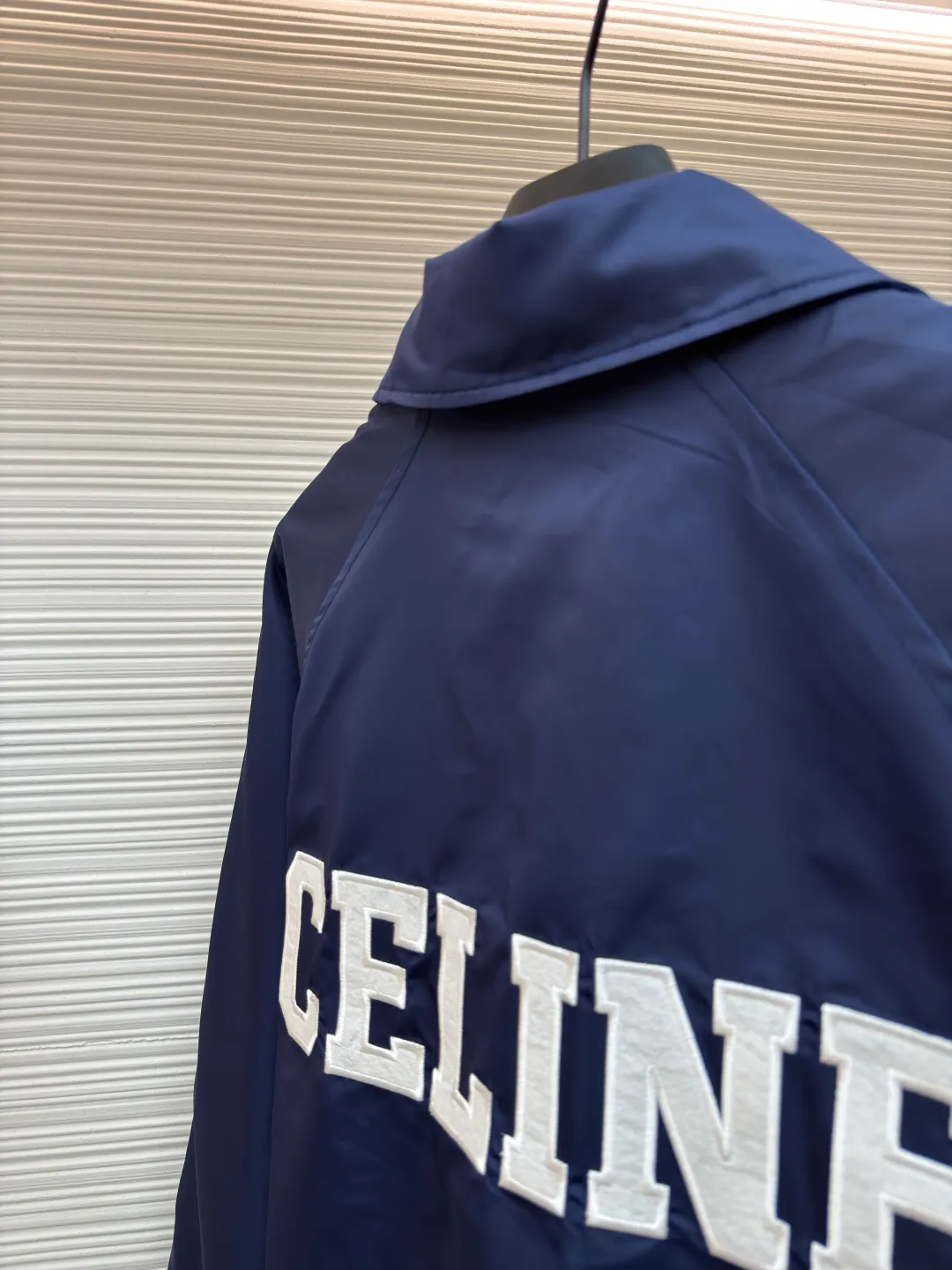 Celine college style baseball uniform ●Original version: Purchased and developed by 10213 ●Item number: 1680910-B90 ●Fabric: nylon fabric ●Technology: embroidery production ●Version: fitted version ●Weight: about 600 grams ●Size: 46-48-50-52 ●Description: This baseball uniform is made of blue satin nylon fabric. The front and back are designed with S's exclusive embroidery process. It has metal engraved four-button closures and a contrasting striped rib design on the hem and cuffs. The style is very novel and unique. It can be easily worn with T-shirts and jeans. It is the same style for men and women. Highly recommended! The overall wiring is straight and delicate, the fabric is comfortable and soft, and the color is consistent without color difference. It can be matched with the same style to create a fashionable look and control various occasions. Customized accessories, complete with three standards, same style for men and women!