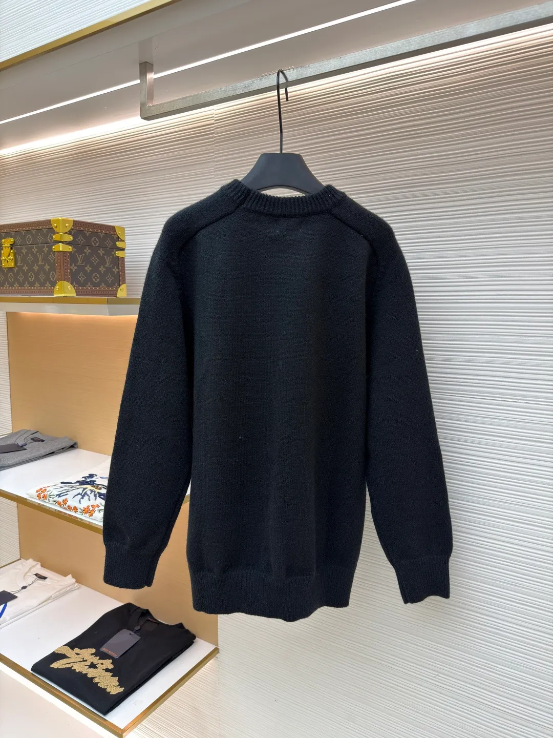 Celine Arc de Triomphe embroidered logo sweater ●Original version: 9900 purchase and development ●Item number: 1681303-A45 ●Fabric: wool blended fabric ●Technology: 3D embroidery production ●Color: black ●Version: fitted version ●Weight: about 680 grams ●Size: S-M-L-XL ●Description: Made of 35% wool, 15% cashmere, 50% cotton yarn. This fabric is soft and has a three-dimensional shape that won't change shape after being worn for a long time. The embroidery uses 3D three-dimensional embroidery, and the chest is embellished with the Arc de Triomphe embroidered logo. This style is machine-knitted with 7 needles, and the high-density thick stitching ensures warmth. Later process: washing and color fixation - fixed version - wool impurities. The overall wiring is straight and delicate, the fabric is comfortable and soft, and the color is consistent without color difference. It can be matched with the same style to create a fashionable look and control various occasions. Customized accessories, complete with three standards, same style for men and women!