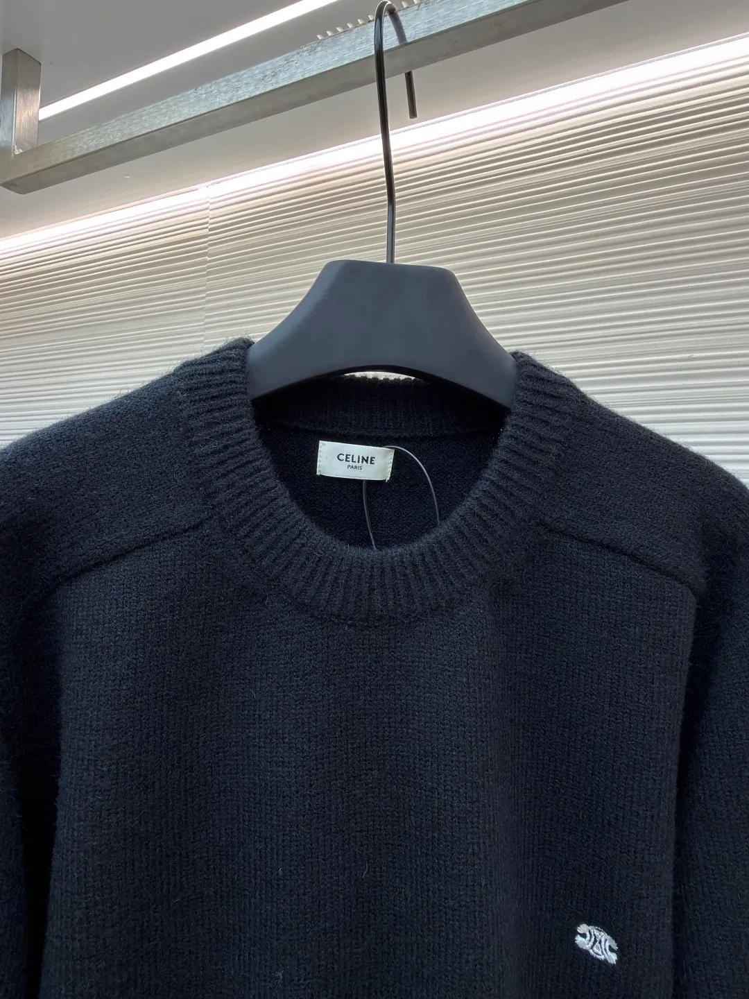 Celine Arc de Triomphe embroidered logo sweater ●Original version: 9900 purchase and development ●Item number: 1681303-A45 ●Fabric: wool blended fabric ●Technology: 3D embroidery production ●Color: black ●Version: fitted version ●Weight: about 680 grams ●Size: S-M-L-XL ●Description: Made of 35% wool, 15% cashmere, 50% cotton yarn. This fabric is soft and has a three-dimensional shape that won't change shape after being worn for a long time. The embroidery uses 3D three-dimensional embroidery, and the chest is embellished with the Arc de Triomphe embroidered logo. This style is machine-knitted with 7 needles, and the high-density thick stitching ensures warmth. Later process: washing and color fixation - fixed version - wool impurities. The overall wiring is straight and delicate, the fabric is comfortable and soft, and the color is consistent without color difference. It can be matched with the same style to create a fashionable look and control various occasions. Customized accessories, complete with three standards, same style for men and women!