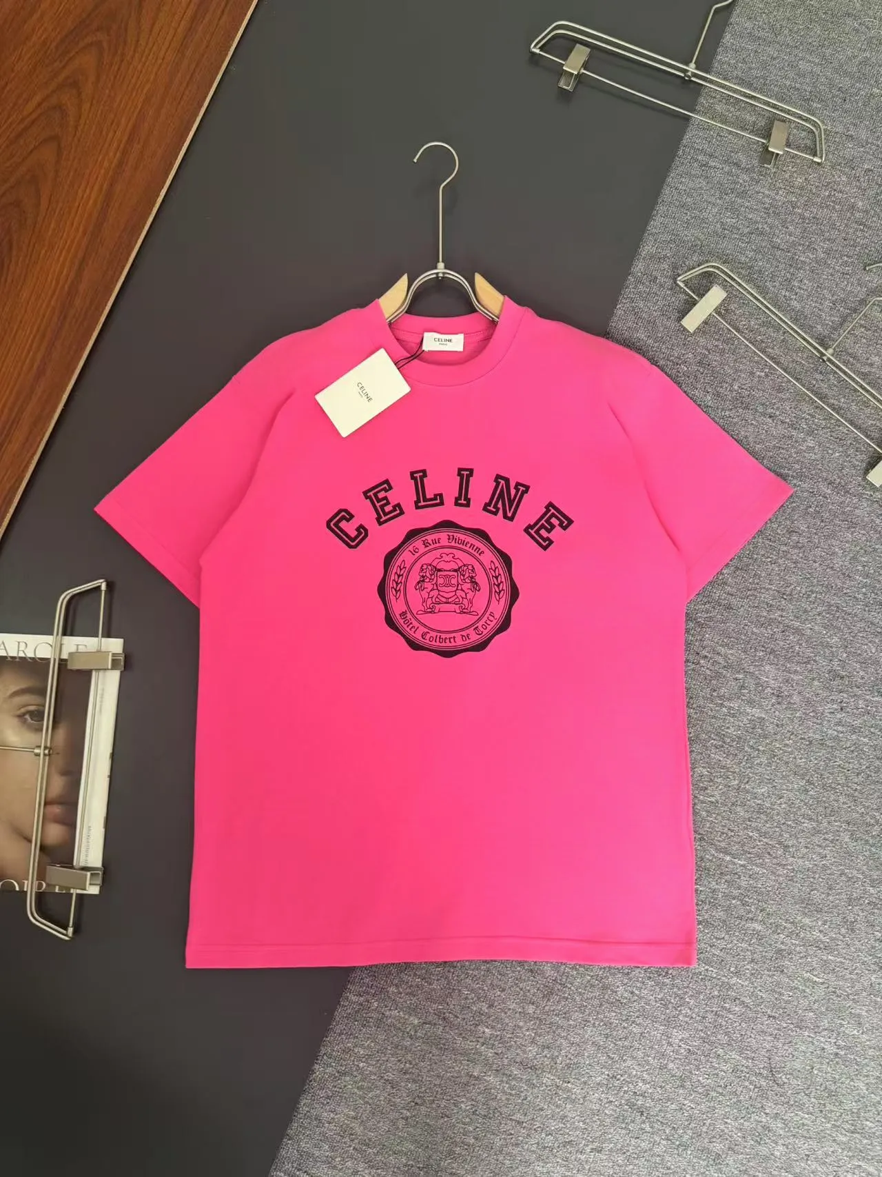 🅿️200 CELINE* Celine* 320g heavyweight pure cotton T-shirt with loose fit and three-dimensional printed logo design. Spring and summer new round neck fashionable short-sleeved T-shirt. Comfortable against the skin, durable and easy to wear. Meticulous original craftsmanship, a must-have for casual and versatile colors. Color: white, black, rose. Size: S M L XL XXL