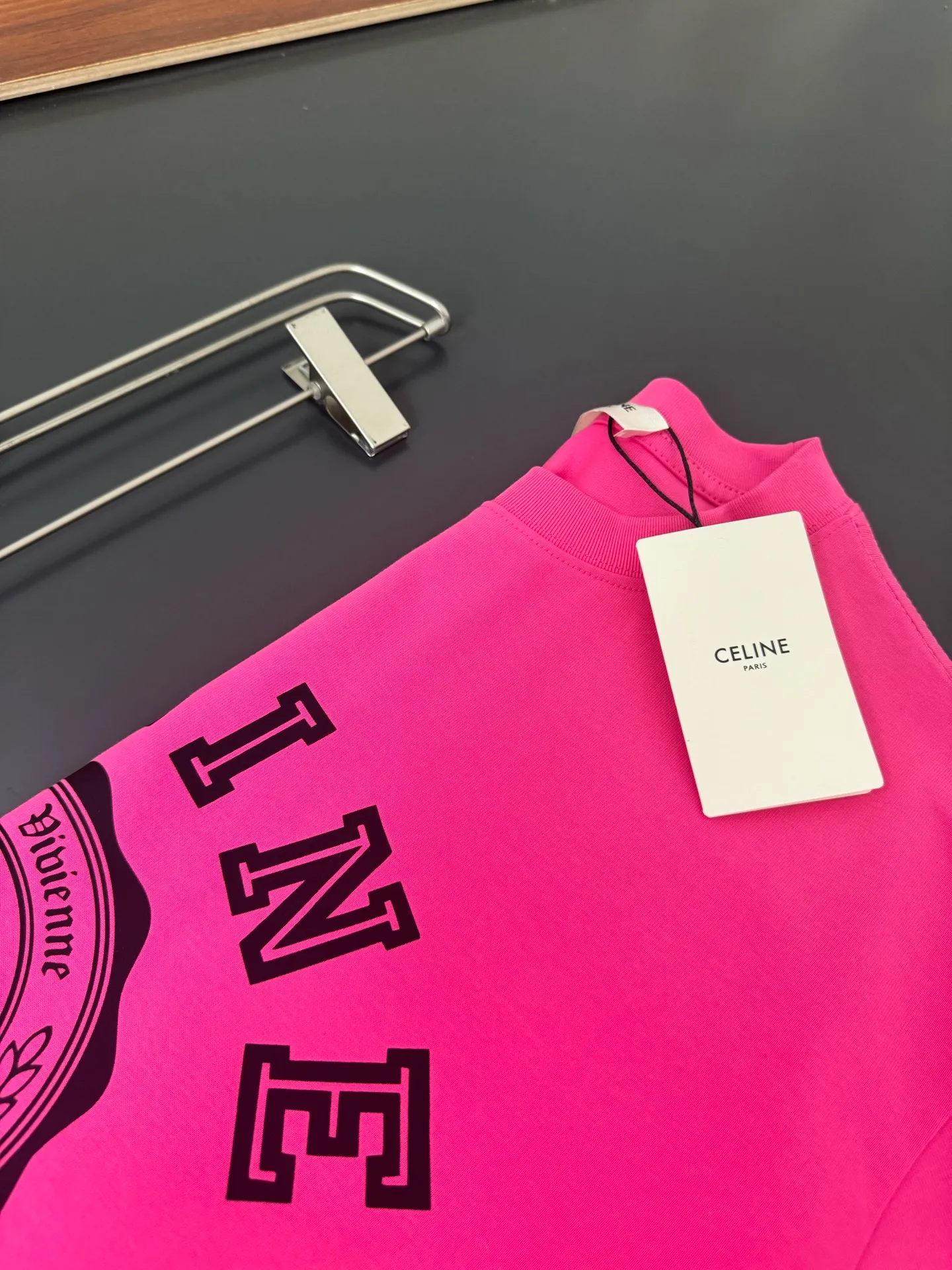 🅿️200 CELINE* Celine* 320g heavyweight pure cotton T-shirt with loose fit and three-dimensional printed logo design. Spring and summer new round neck fashionable short-sleeved T-shirt. Comfortable against the skin, durable and easy to wear. Meticulous original craftsmanship, a must-have for casual and versatile colors. Color: white, black, rose. Size: S M L XL XXL