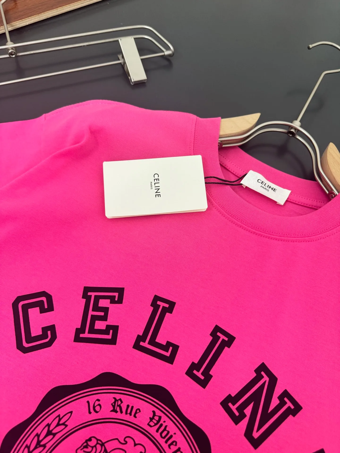 🅿️200 CELINE* Celine* 320g heavyweight pure cotton T-shirt with loose fit and three-dimensional printed logo design. Spring and summer new round neck fashionable short-sleeved T-shirt. Comfortable against the skin, durable and easy to wear. Meticulous original craftsmanship, a must-have for casual and versatile colors. Color: white, black, rose. Size: S M L XL XXL