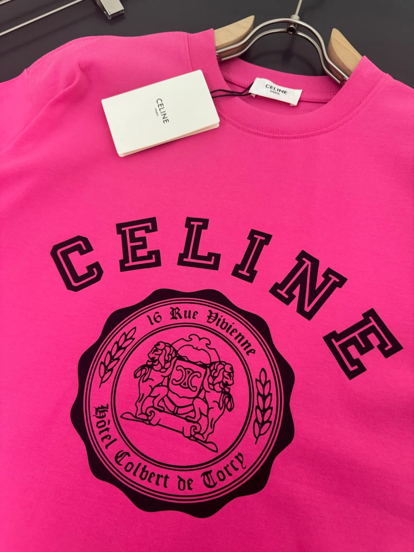 🅿️200 CELINE* Celine* 320g heavyweight pure cotton T-shirt with loose fit and three-dimensional printed logo design. Spring and summer new round neck fashionable short-sleeved T-shirt. Comfortable against the skin, durable and easy to wear. Meticulous original craftsmanship, a must-have for casual and versatile colors. Color: white, black, rose. Size: S M L XL XXL